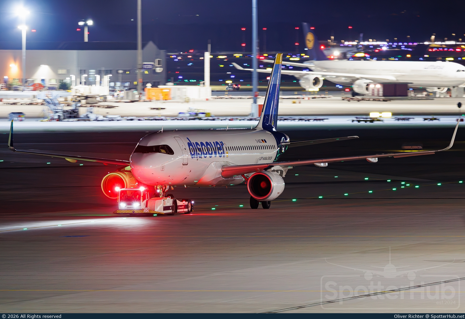 Photo of D-AIUZ - Airbus A320-214 operated by Discover Airlines