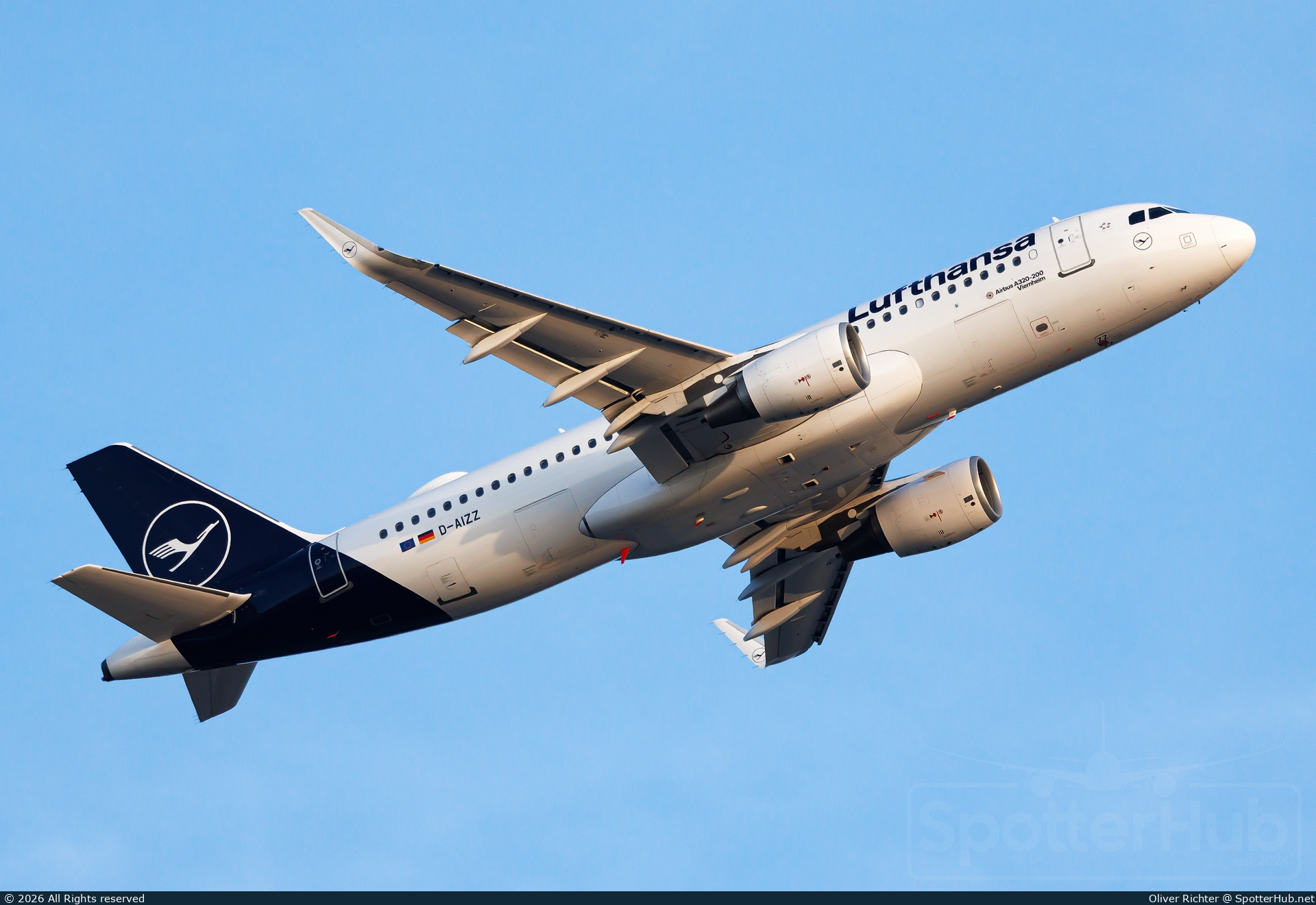 Photo of D-AIZZ - Airbus A320-214 operated by Lufthansa