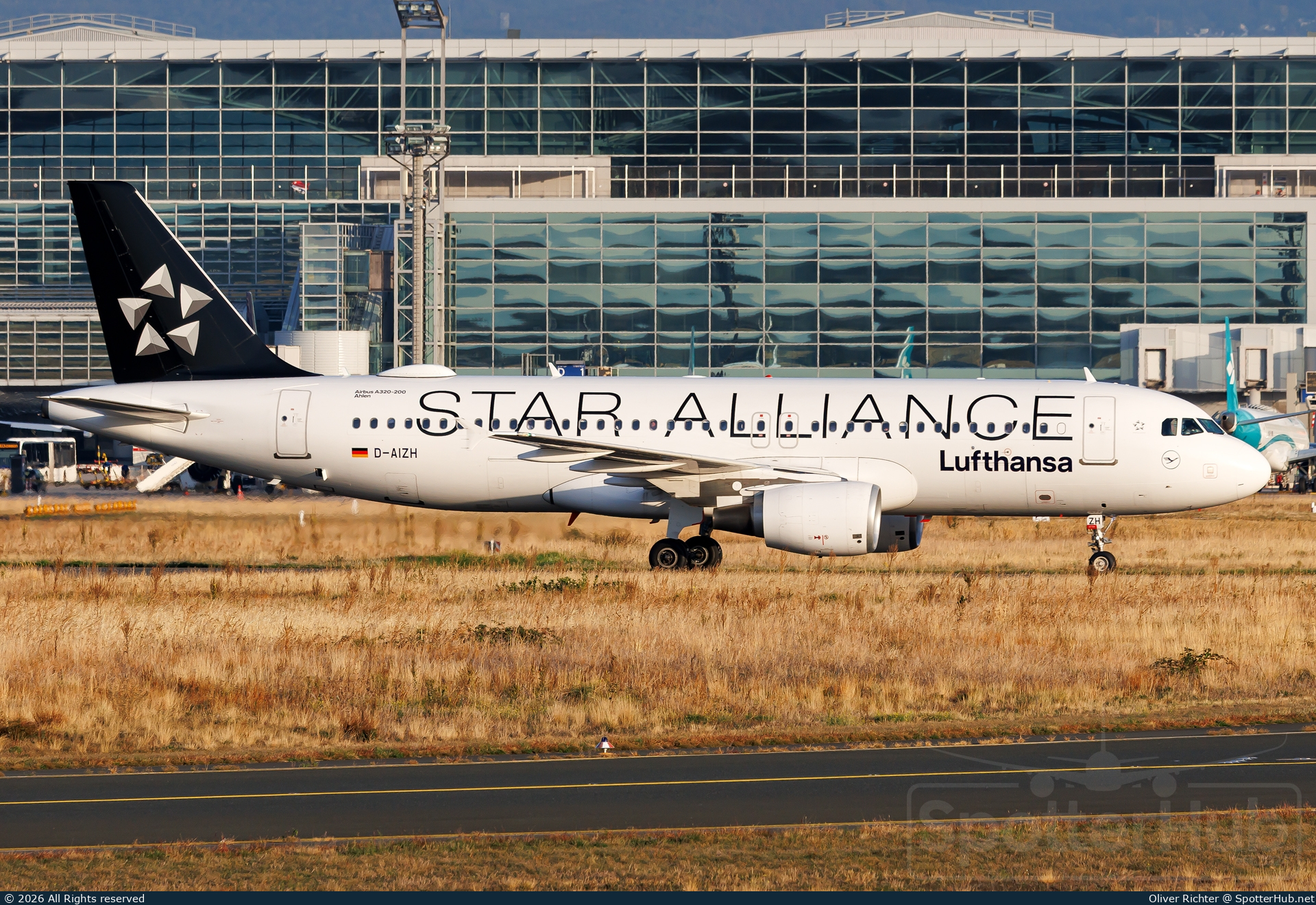 Photo of D-AIZH - Airbus A320-214 operated by Lufthansa