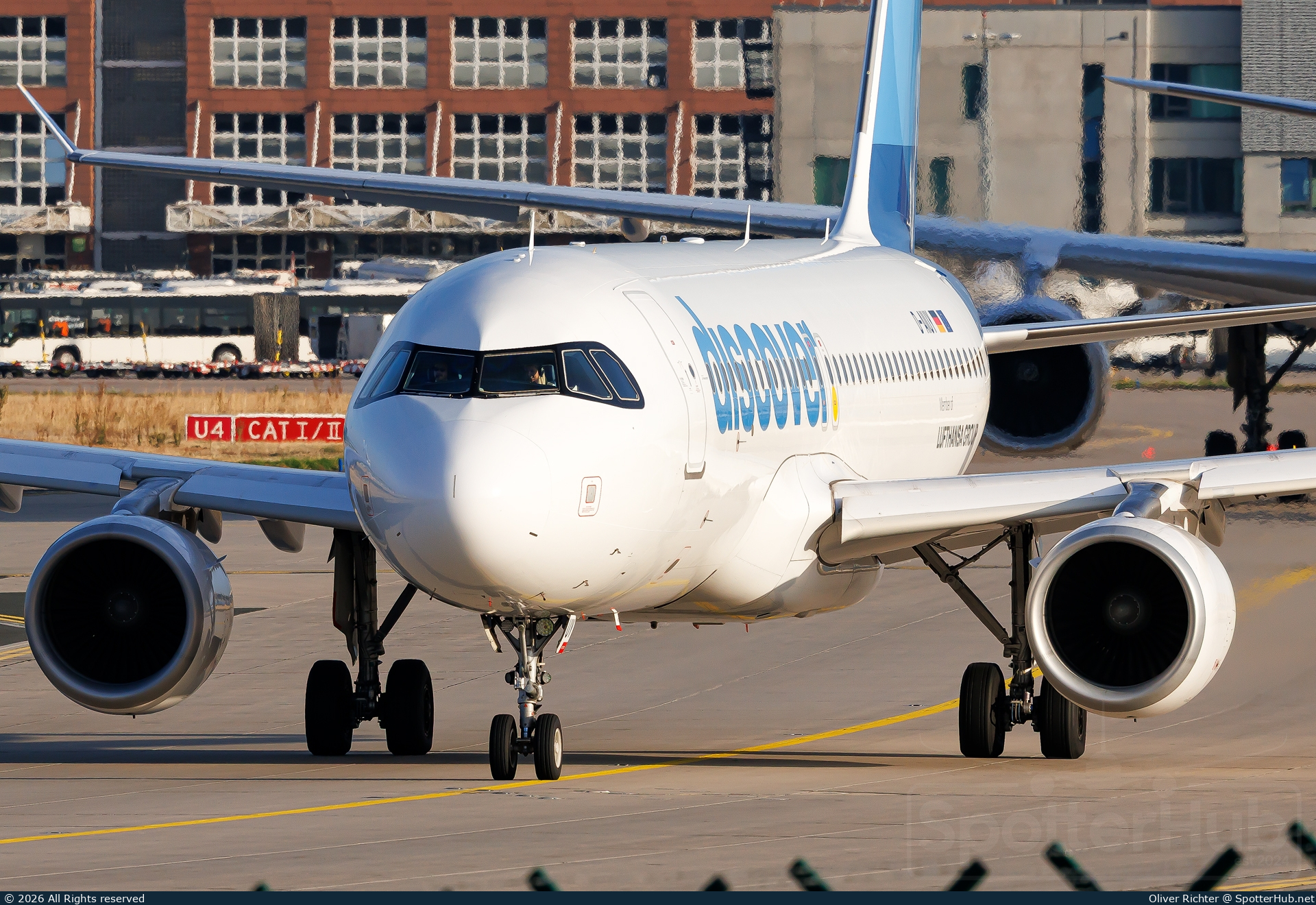 Photo of D-AIUY - Airbus A320-214 operated by Discover Airlines