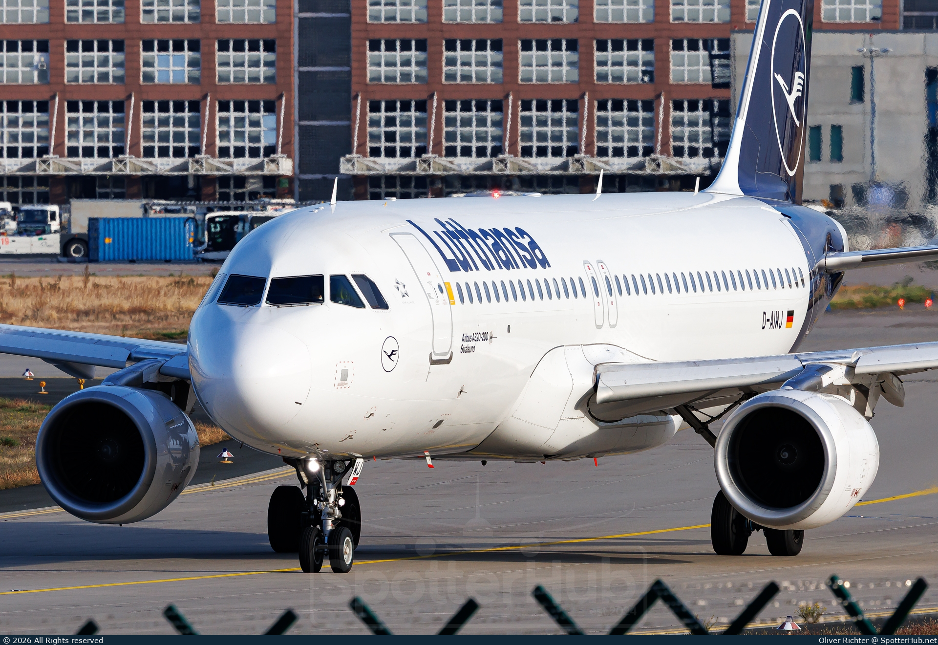 Photo of D-AIWJ - Airbus A320-214 operated by Lufthansa