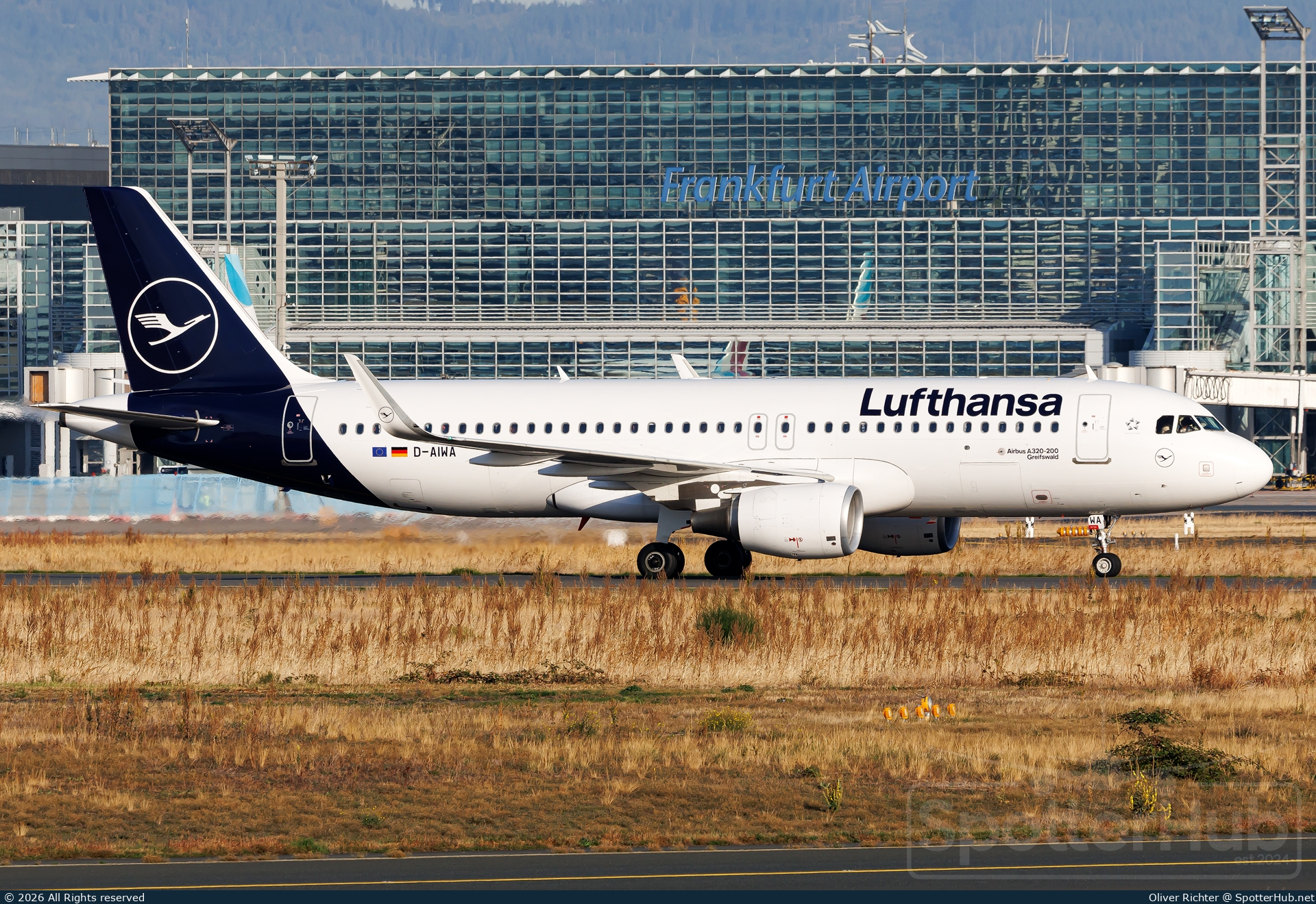 Photo of D-AIWA - Airbus A320-214 operated by Lufthansa