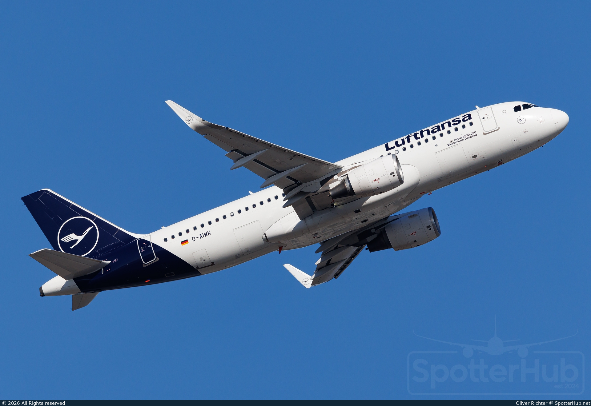 Photo of D-AIWK - Airbus A320-214 operated by Lufthansa
