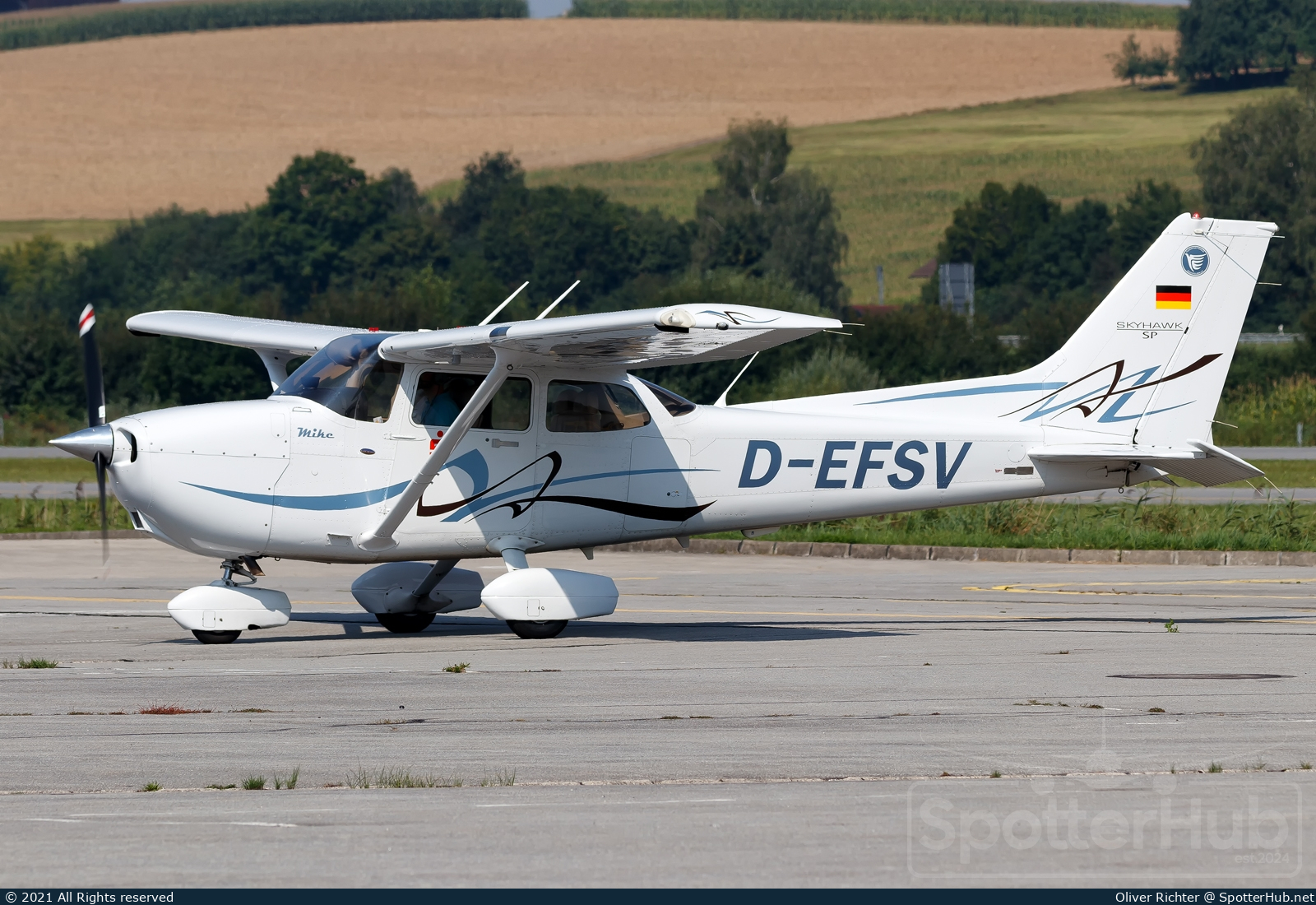 Photo of D-EFSV - Cessna 172S Skyhawk SP operated by Flugsportverein Eggenfelden