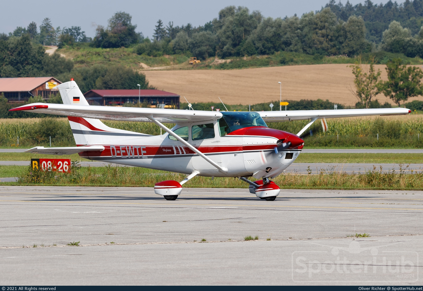 Photo of D-EWTE - Cessna 182Q Skylane operated by Fliegergruppe Traunstein