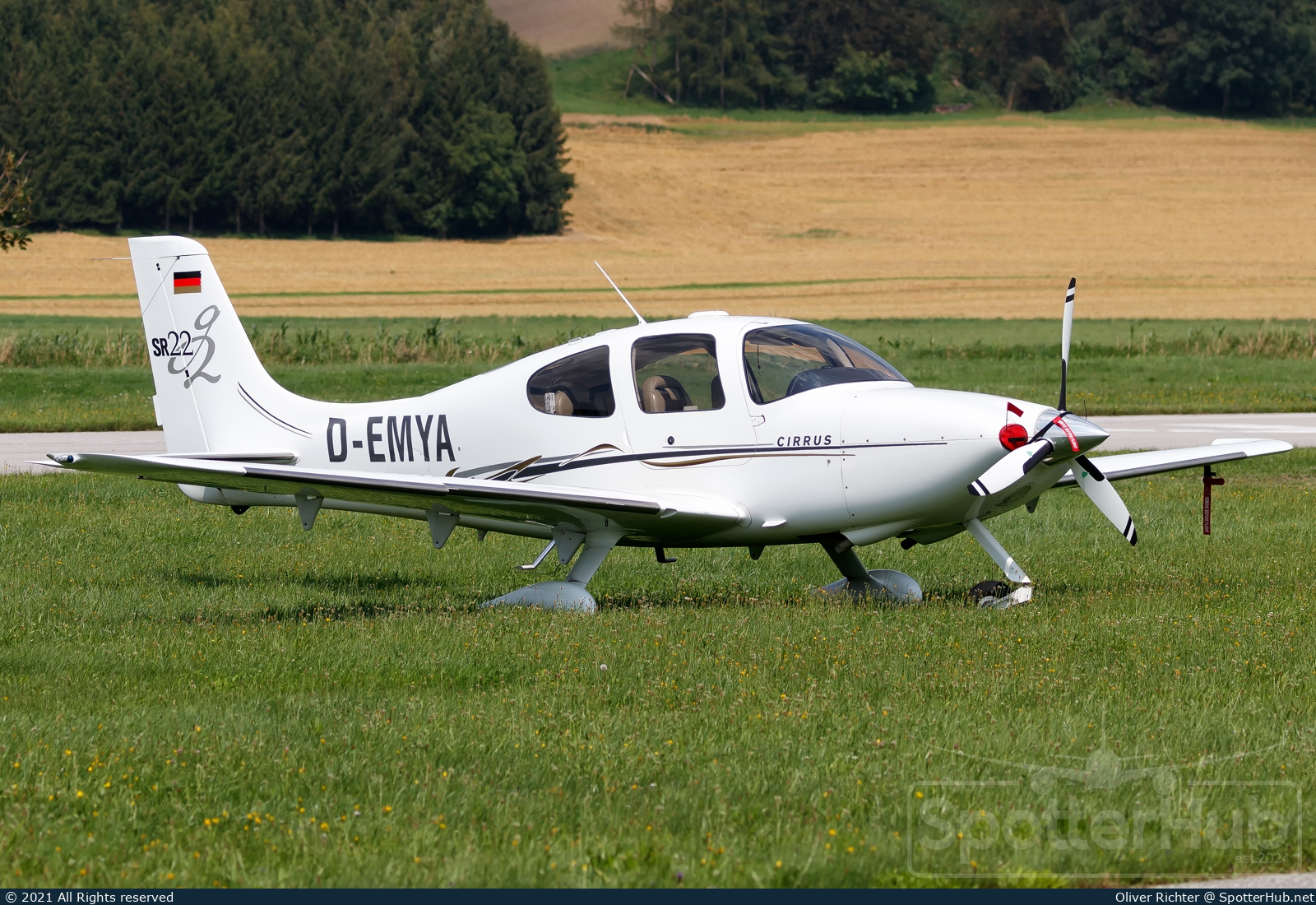 Photo of D-EMYA - Cirrus SR22 G2 operated by Fly Aeolus Air Taxi