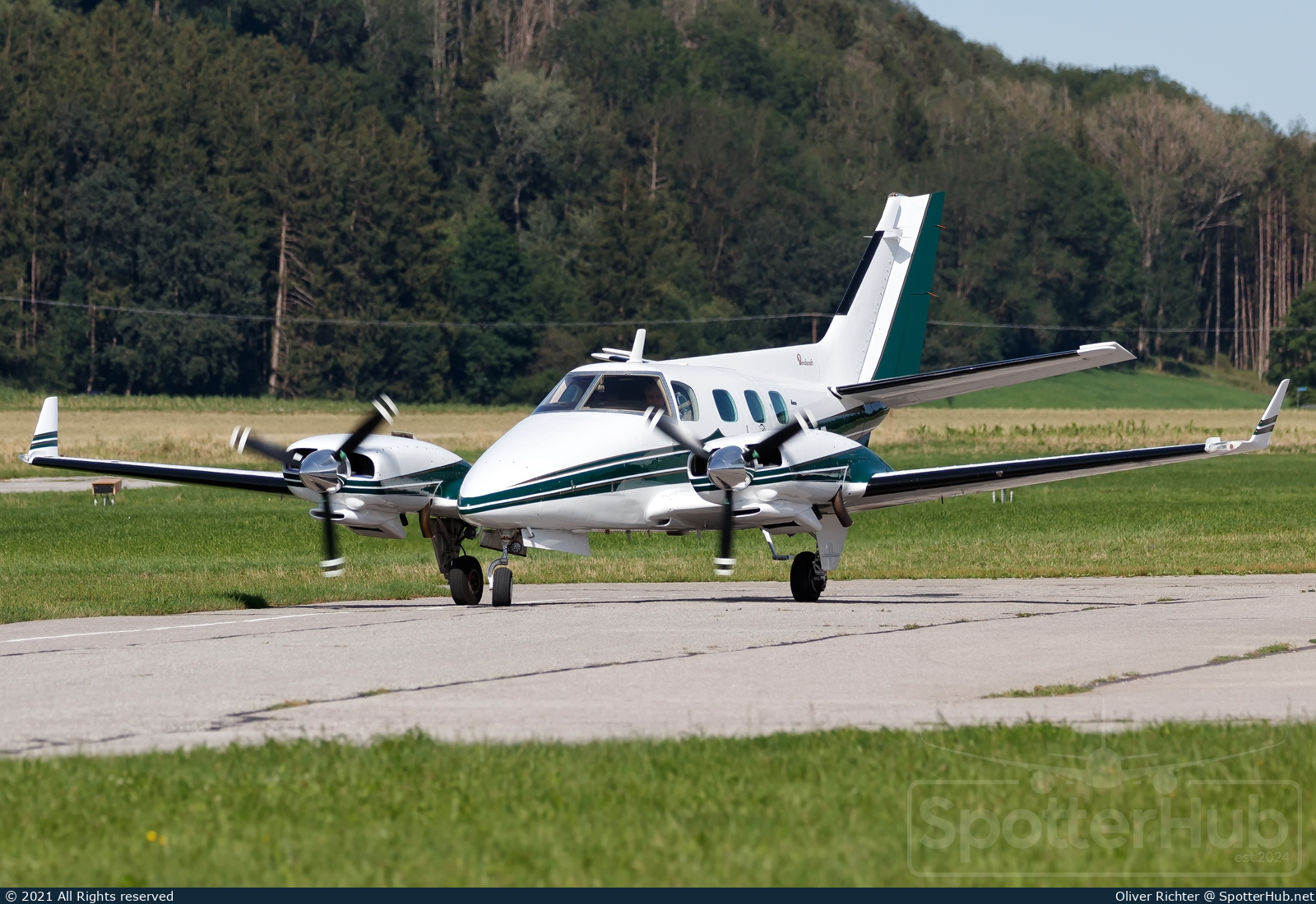 Photo of N181BD - Beechcraft B60 Duke operated by Private