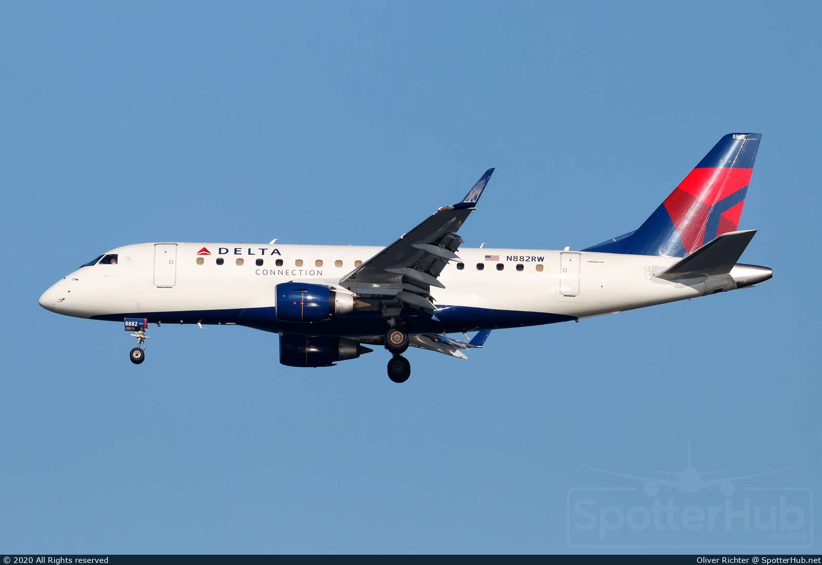 Photo of N882RW - Embraer ERJ-170LR operated by Delta Connection (opb Republic Airways)