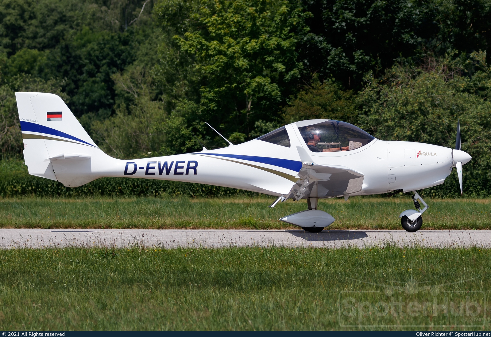 Photo of D-EWER - Aquila A210 operated by Luftfahrtverein Mainz