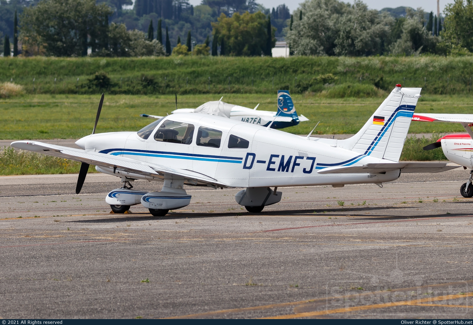Photo of D-EMFJ - Piper PA-28-236 Dakota operated by Private
