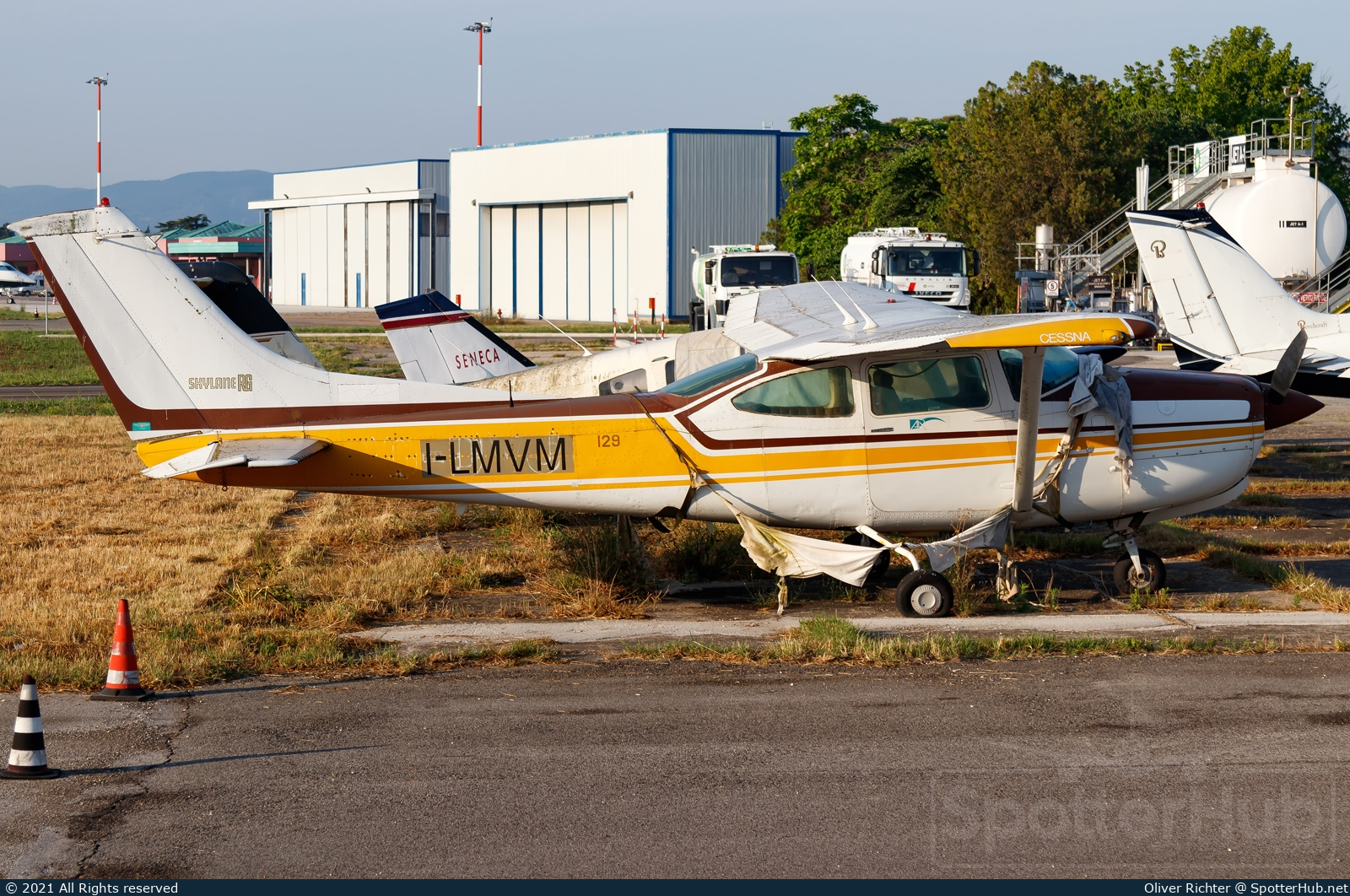 Photo of I-LMVM - Cessna R182 Skylane RG operated by Private