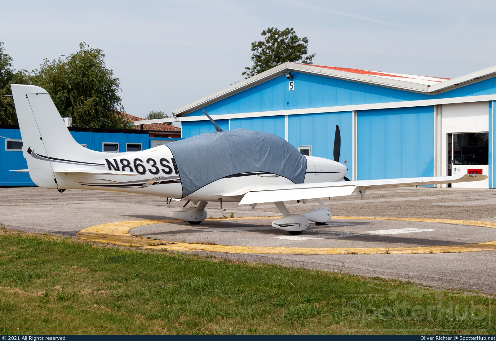 Photo of N863SR - Cirrus SR22 G2 GTS operated by Private