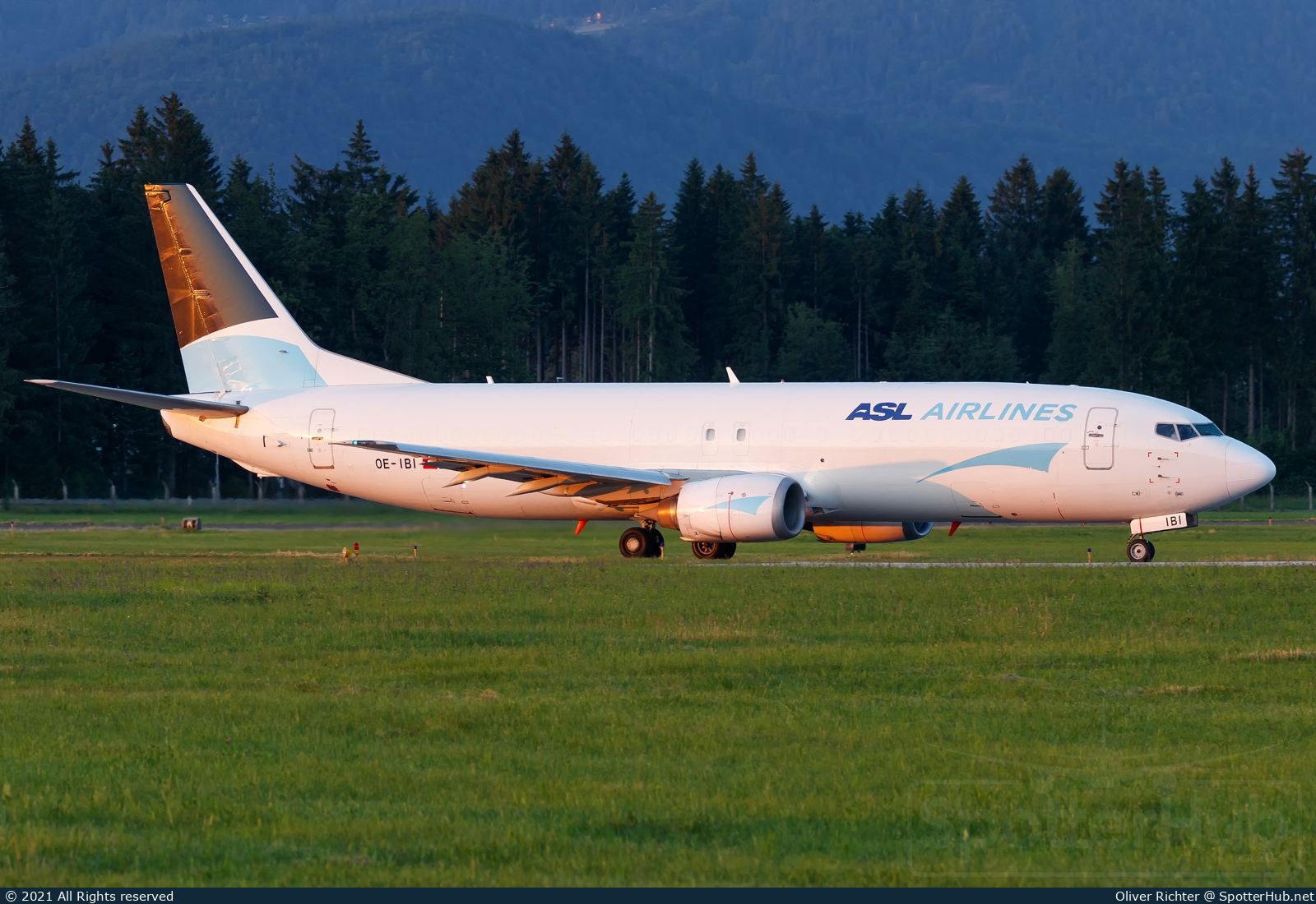 Photo of OE-IBI - Boeing 737-490(SF) operated by ASL Airlines Belgium