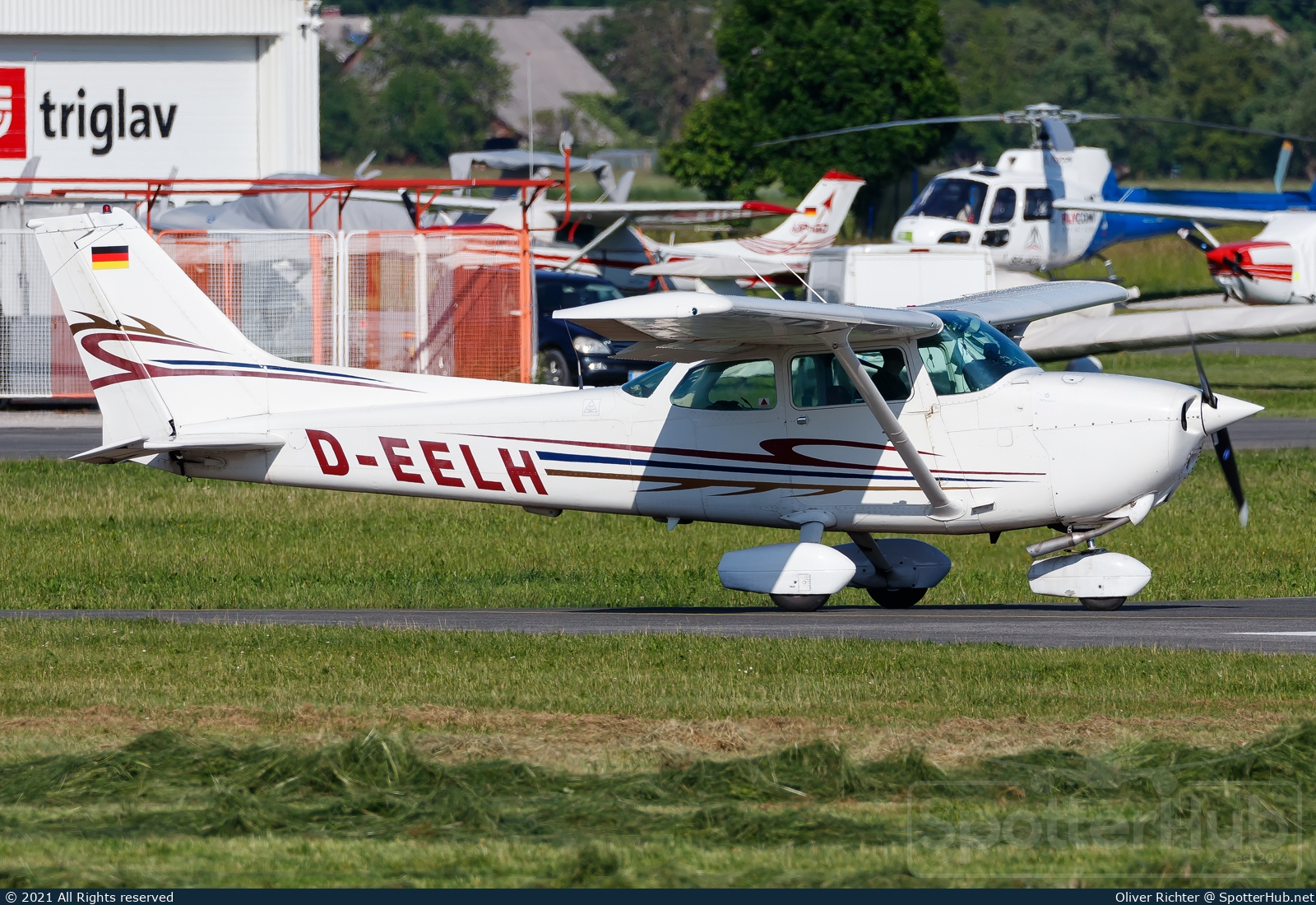 Photo of D-EELH - Cessna 172N Skyhawk II operated by Private