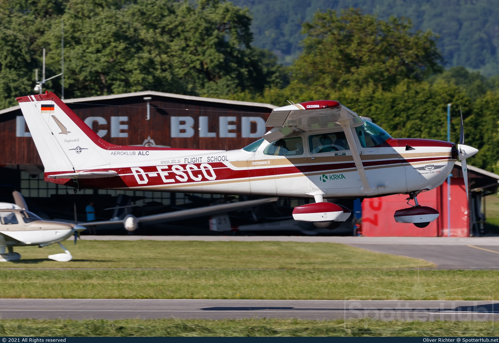 Photo of D-ESCO - Cessna 172N Skyhawk II operated by Aeroklub Alpski Letalski center Lesce