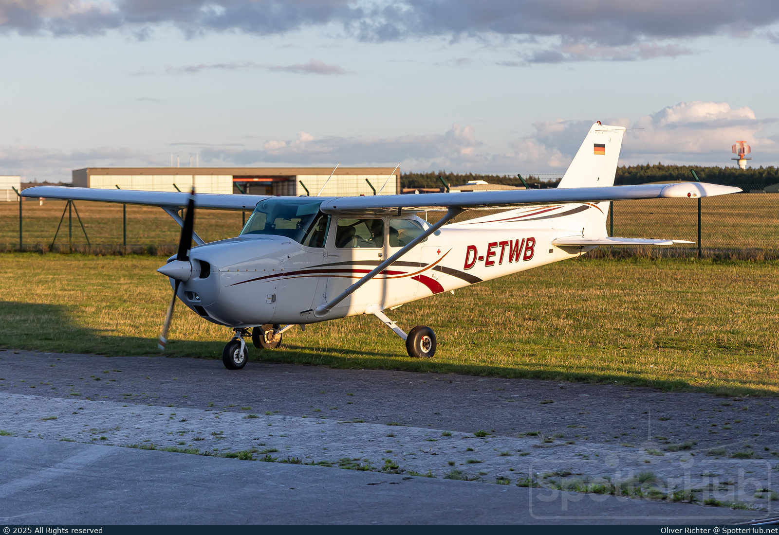 Photo of D-ETWB - Cessna 172M Skyhawk operated by Sportfluggruppe Nordholz/Cuxhaven