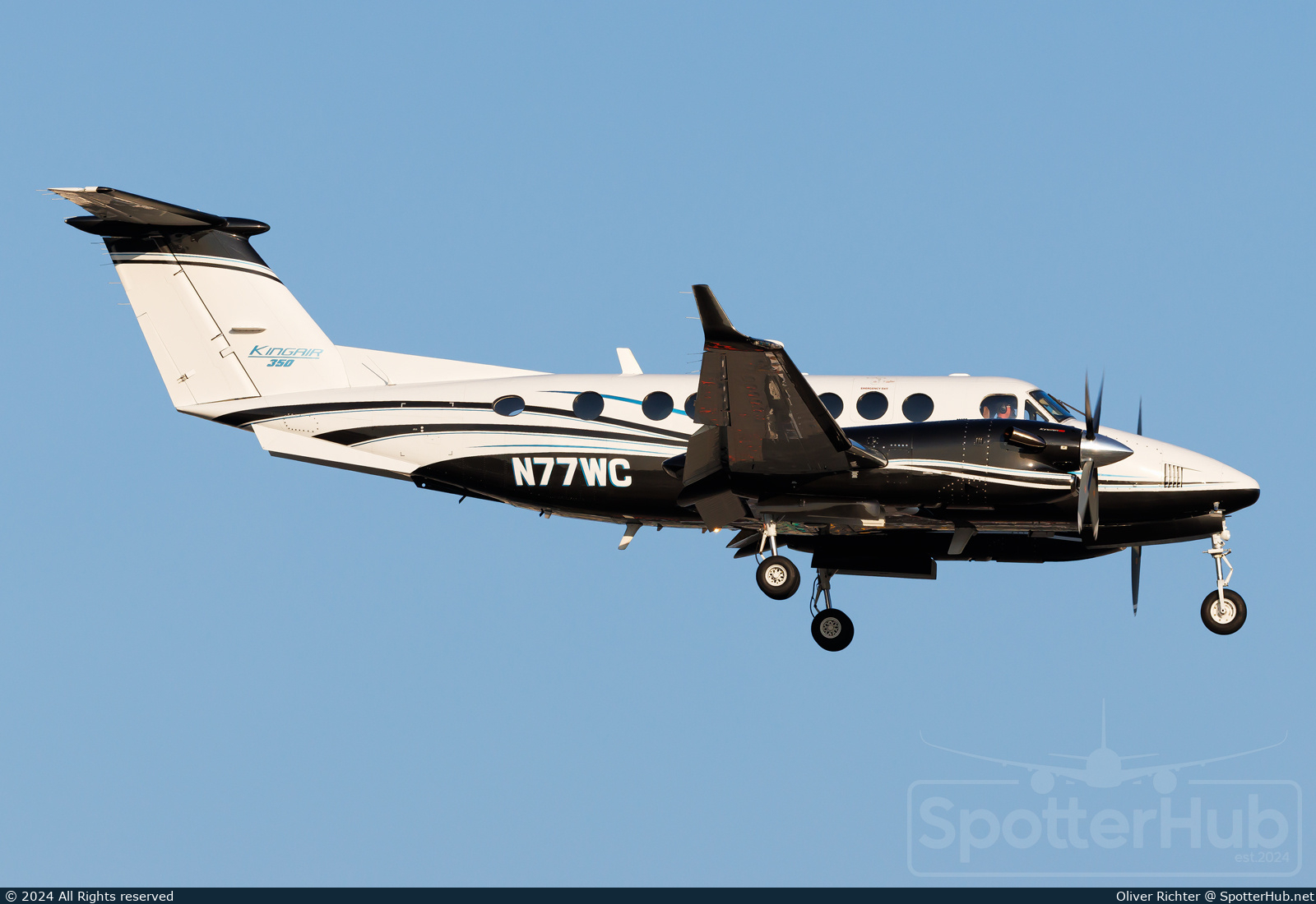 Photo of N77WC - Beechcraft B300 Super King Air 350 operated by West Coast Worldwide
