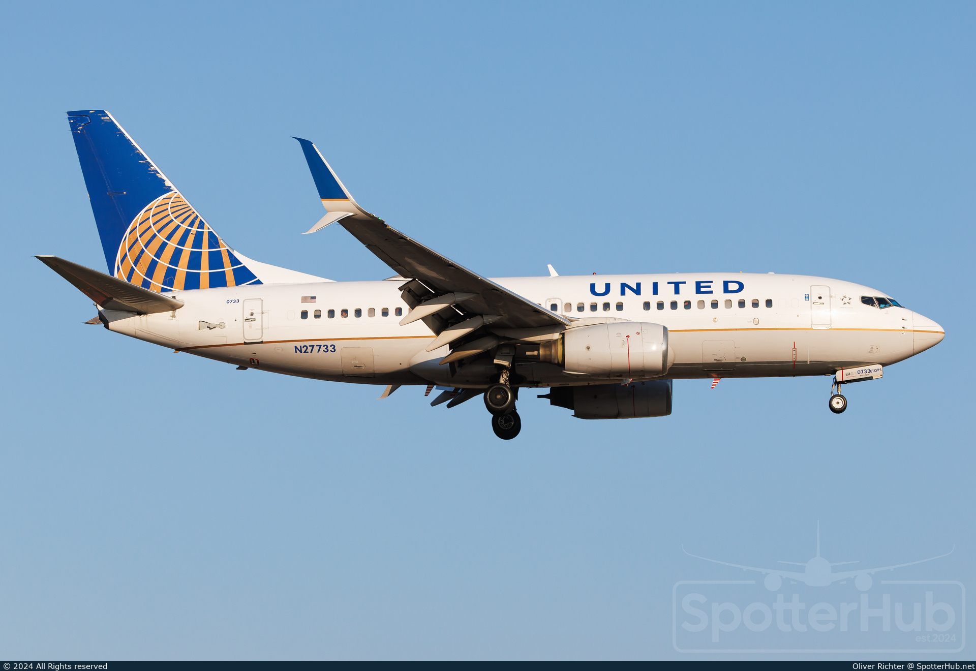 Photo of N27733 - Boeing 737-724 operated by United Airlines