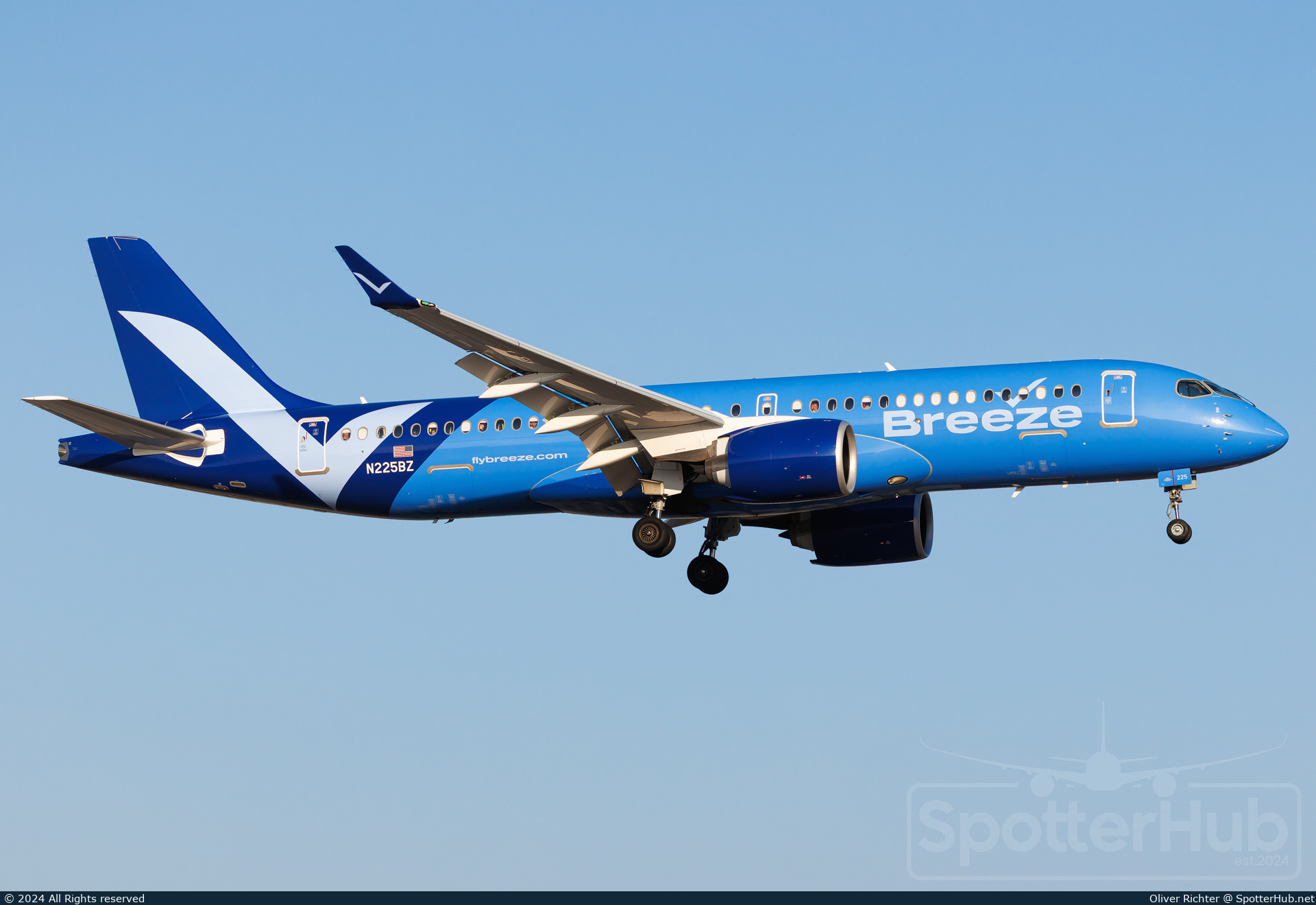 Photo of N225BZ - Airbus A220-300 operated by Breeze Airways