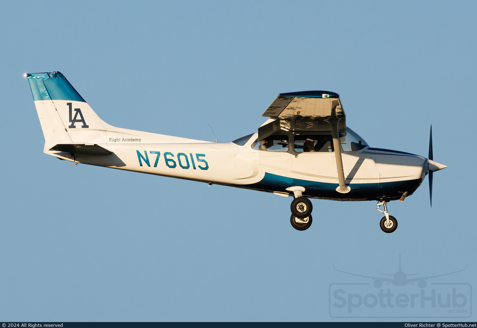 Photo of N76015 - Cessna 172N Skyhawk operated by LA Flight Academy