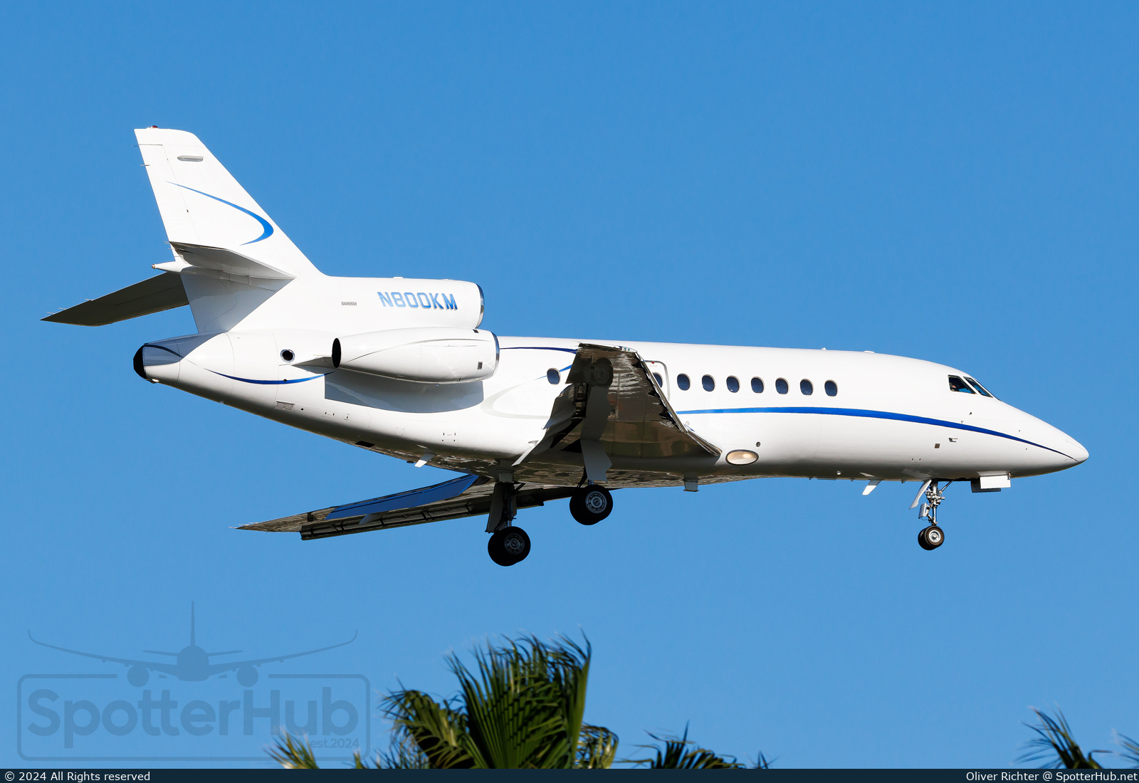 Photo of N800KM - Dassault Falcon 900B operated by Maine Aviation Aircraft Charter