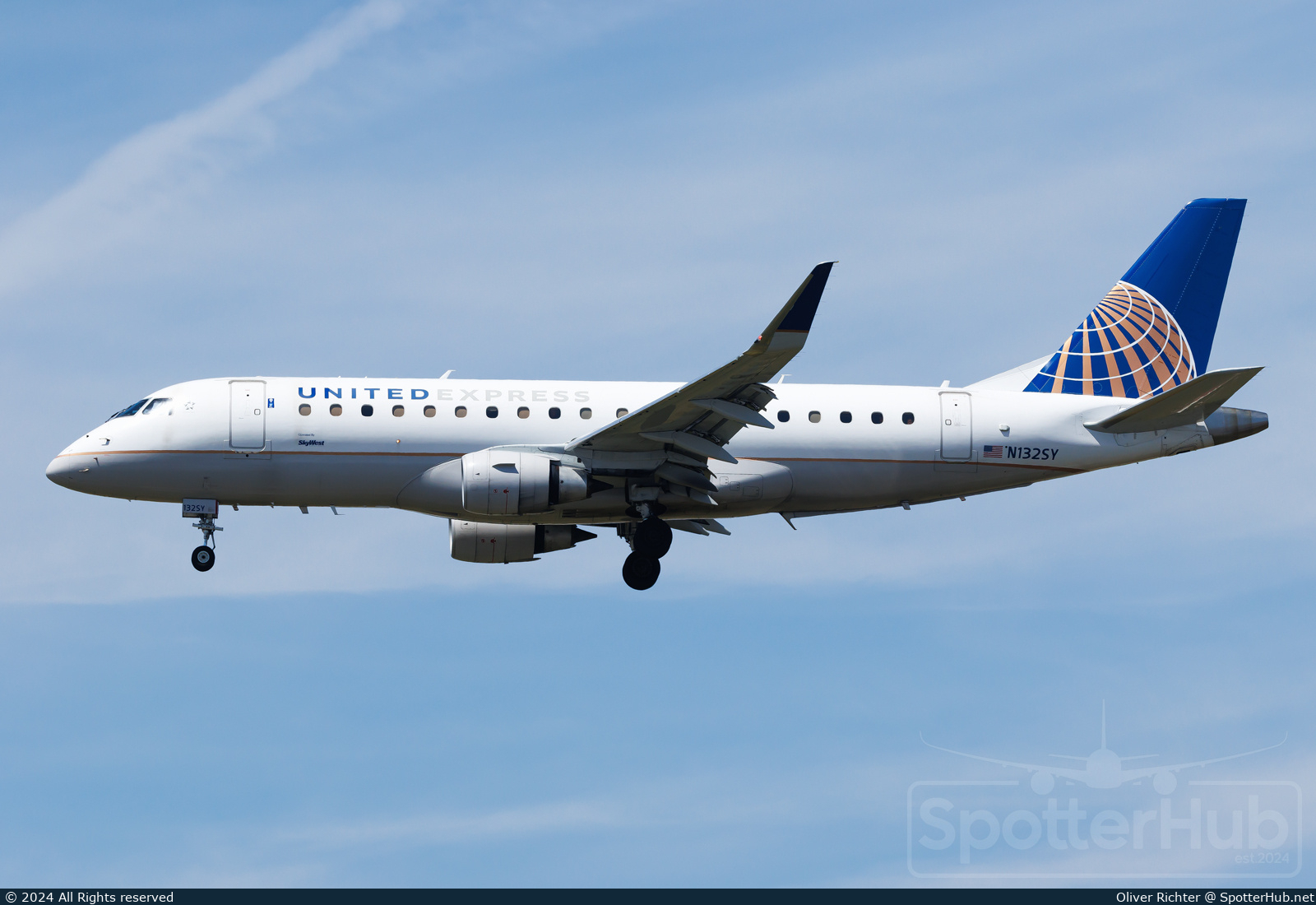 Photo of N132SY - Embraer ERJ-175LR operated by United Express (opb SkyWest Airlines)