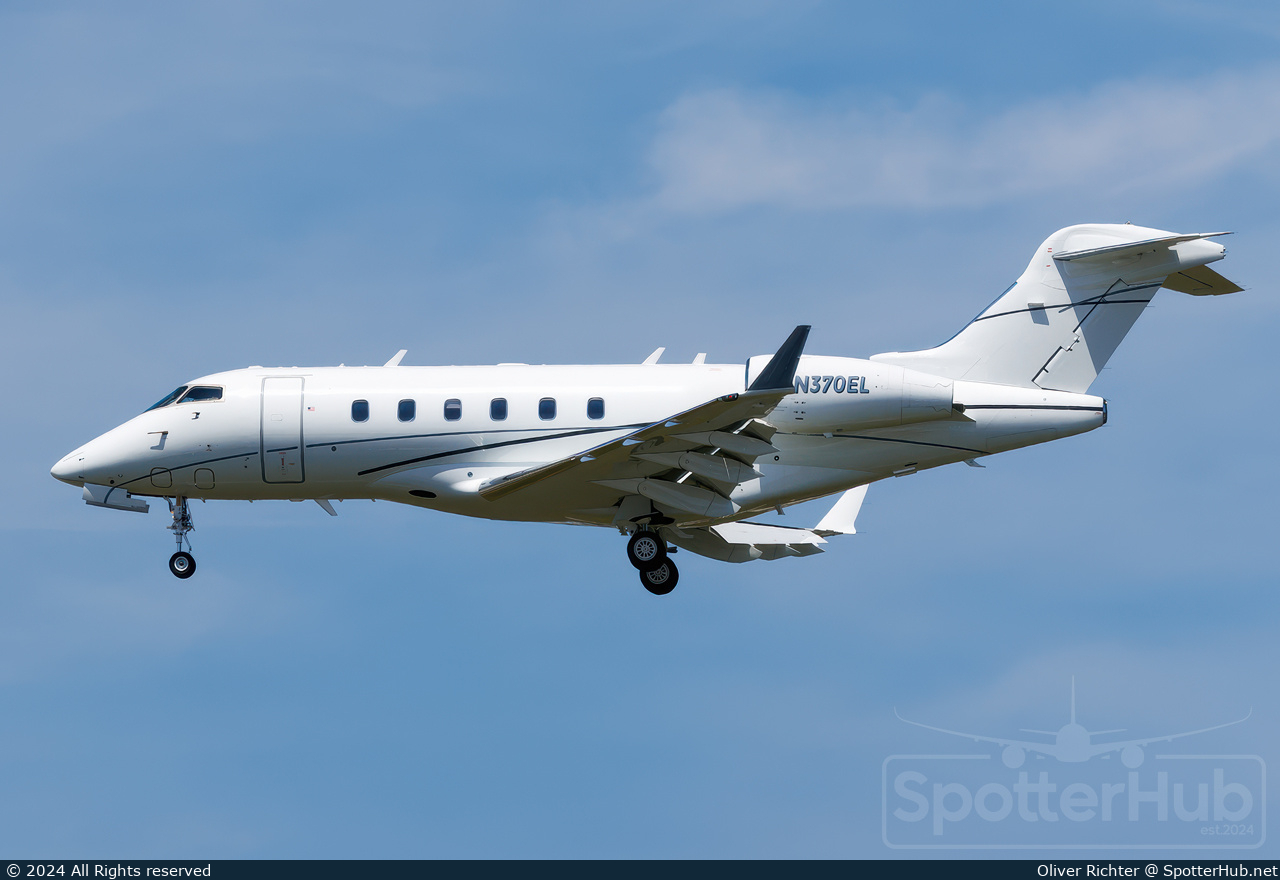 Photo of N370EL - Bombardier Challenger 300 operated by Jet Linx Aviation