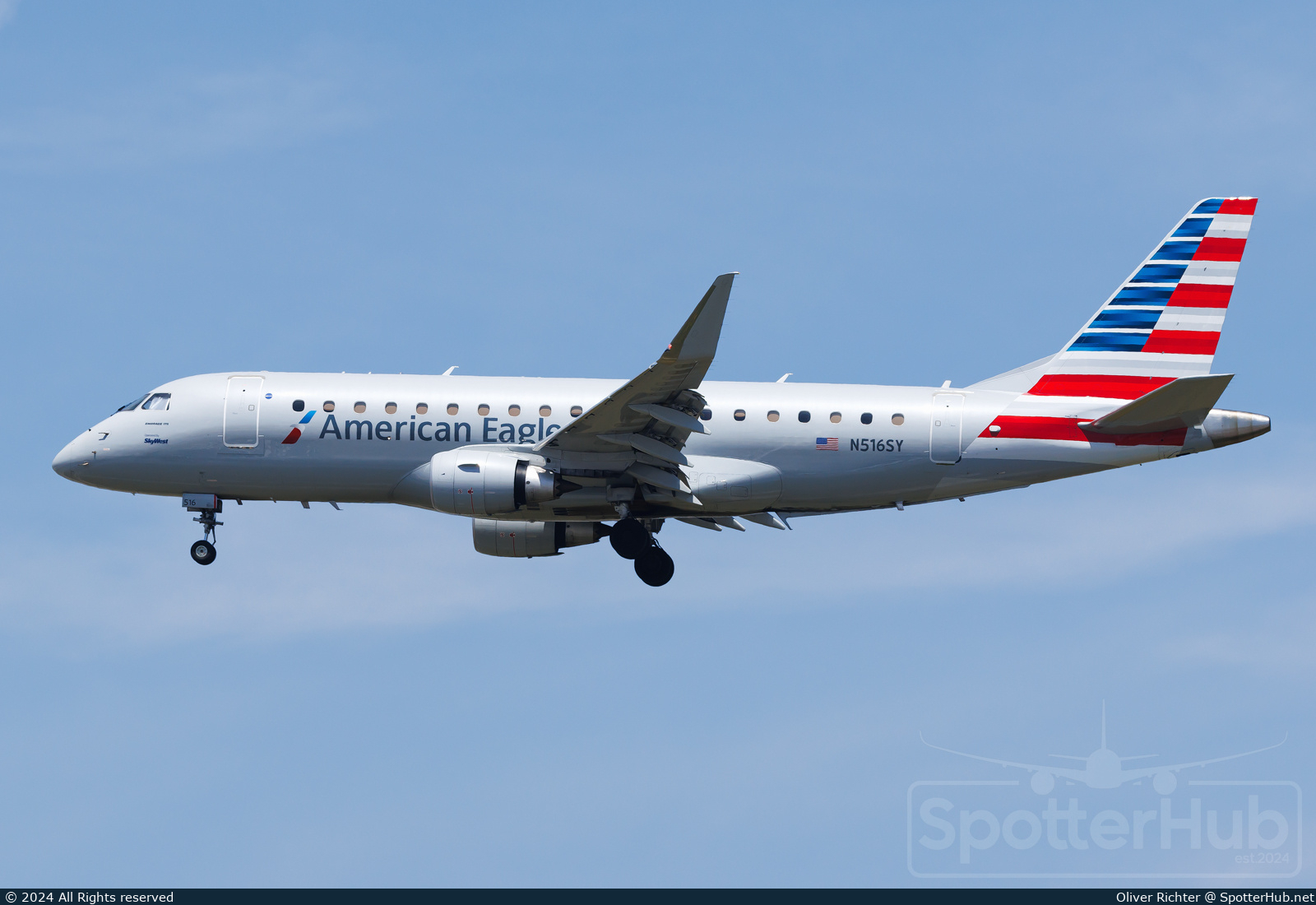 Photo of N516SY - Embraer ERJ-175LR operated by American Eagle (opb SkyWest Airlines)