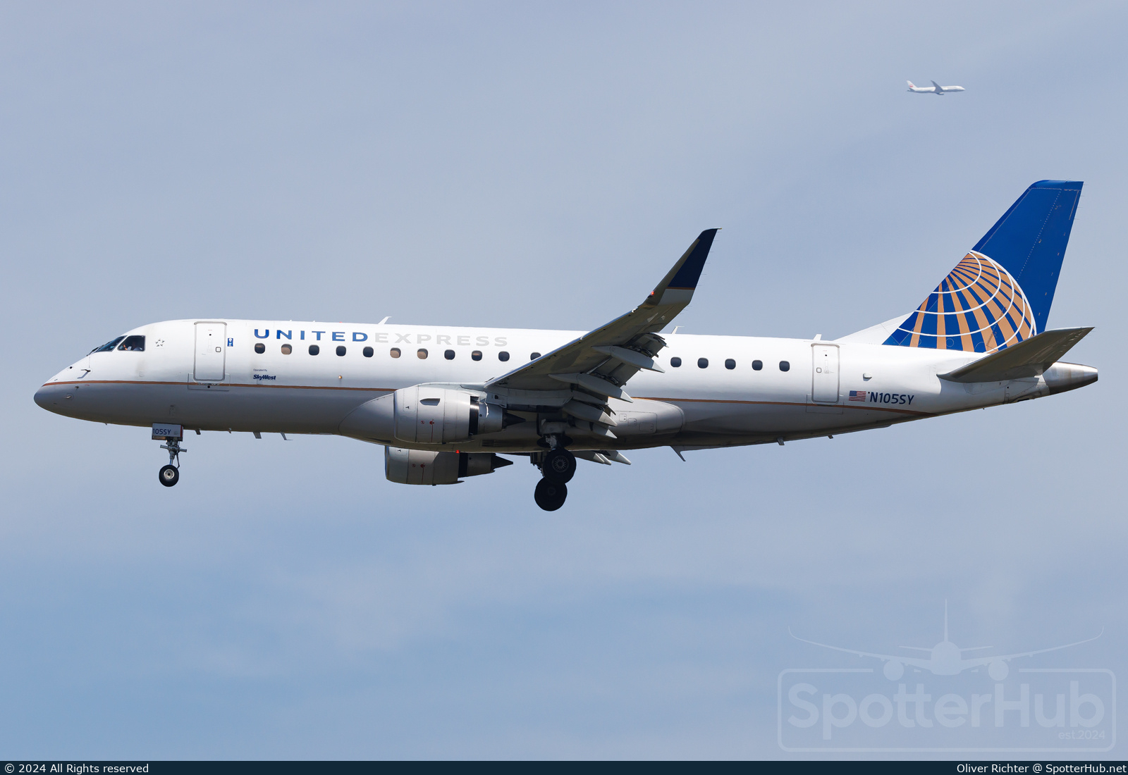 Photo of N105SY - Embraer ERJ-175LR operated by United Express (opb SkyWest Airlines)