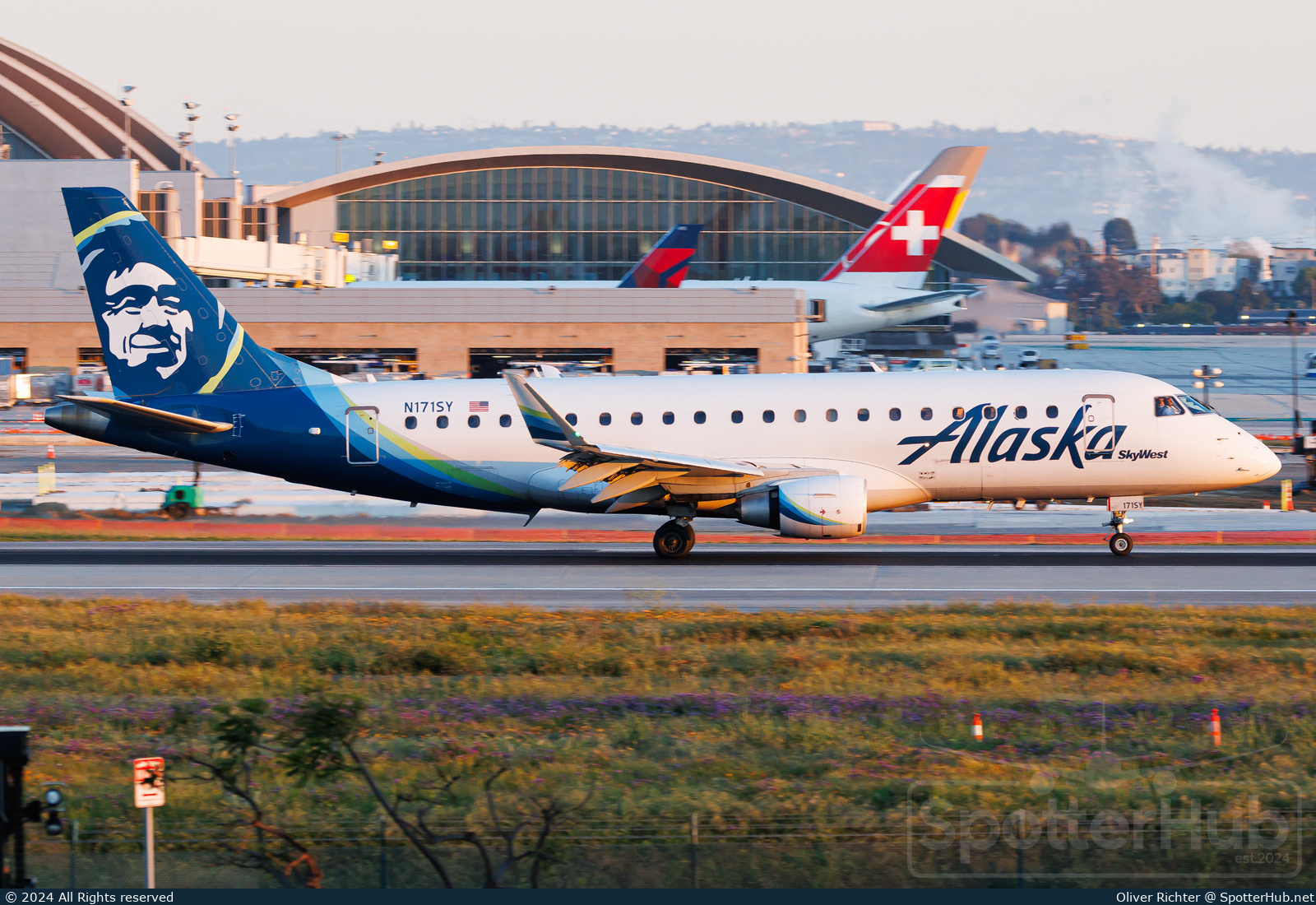 Photo of N171SY - Embraer ERJ-175LR operated by Alaska Airlines (opb Skywest Airlines)