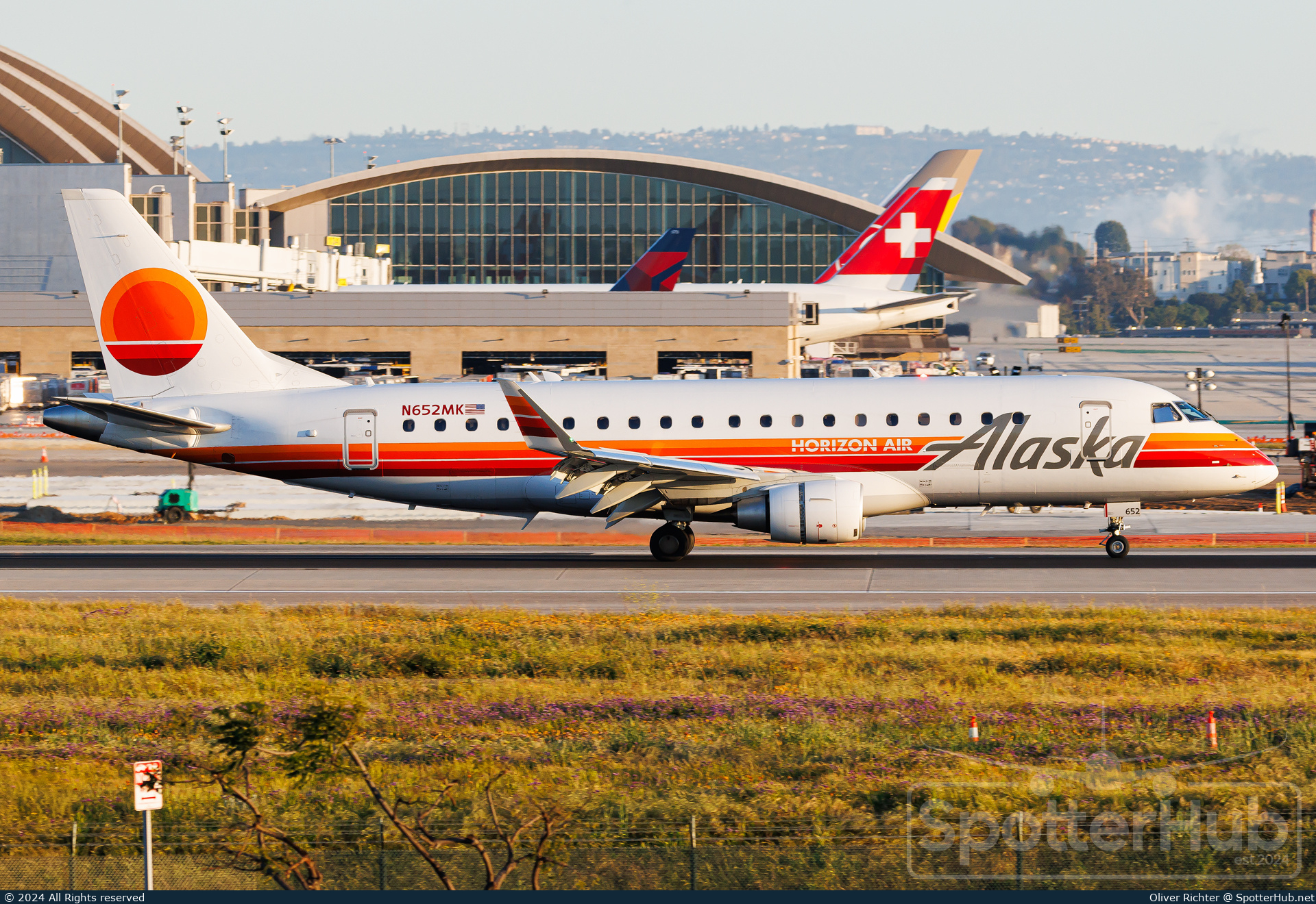 Photo of N652MK - Embraer ERJ-175LR operated by Alaska Airlines (opb Horizon Air)
