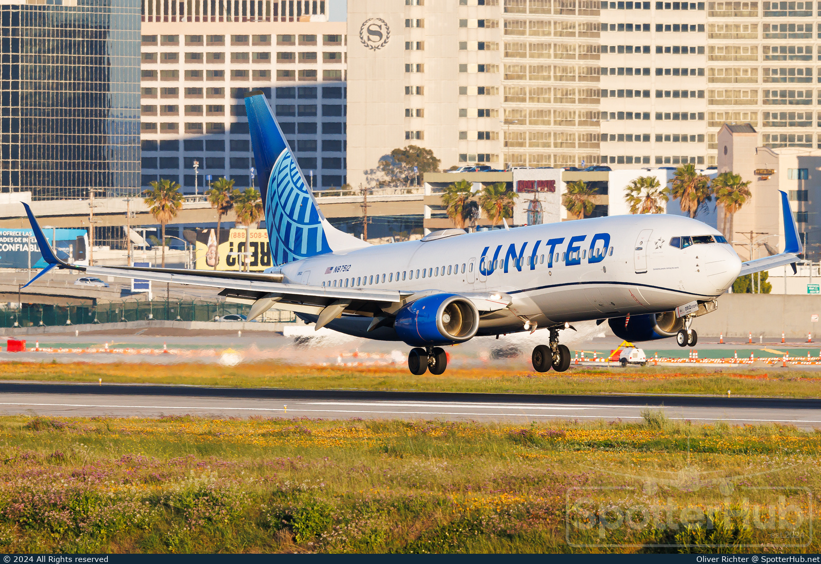 Photo of N87512 - Boeing 737-824 operated by United Airlines