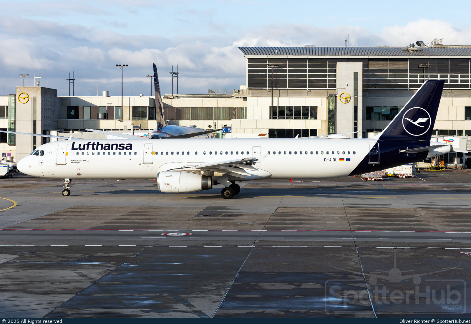Photo of D-AIDL - Airbus A321-231 operated by Lufthansa