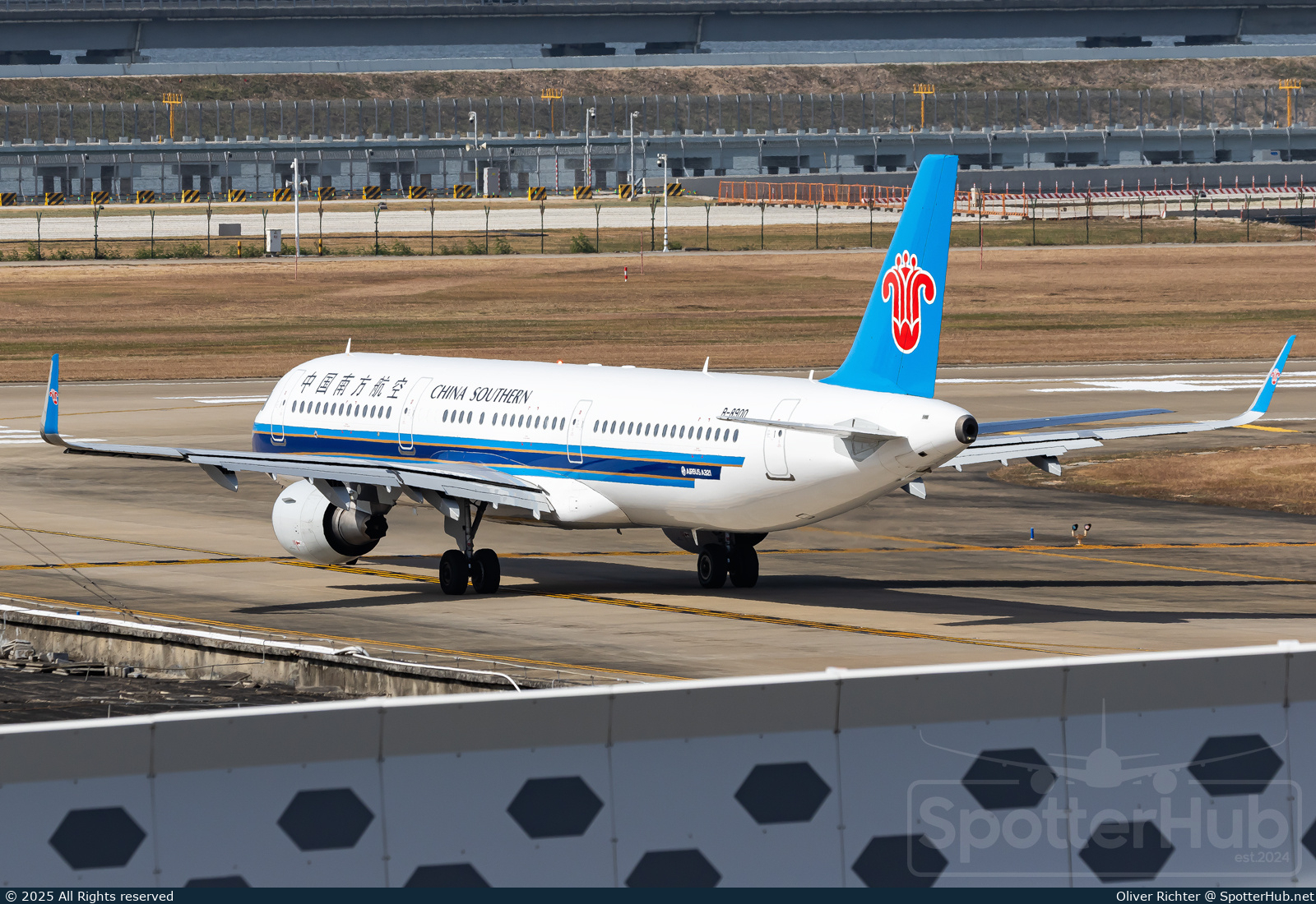 Photo of B-8900 - Airbus A321-211 operated by China Southern Airlines