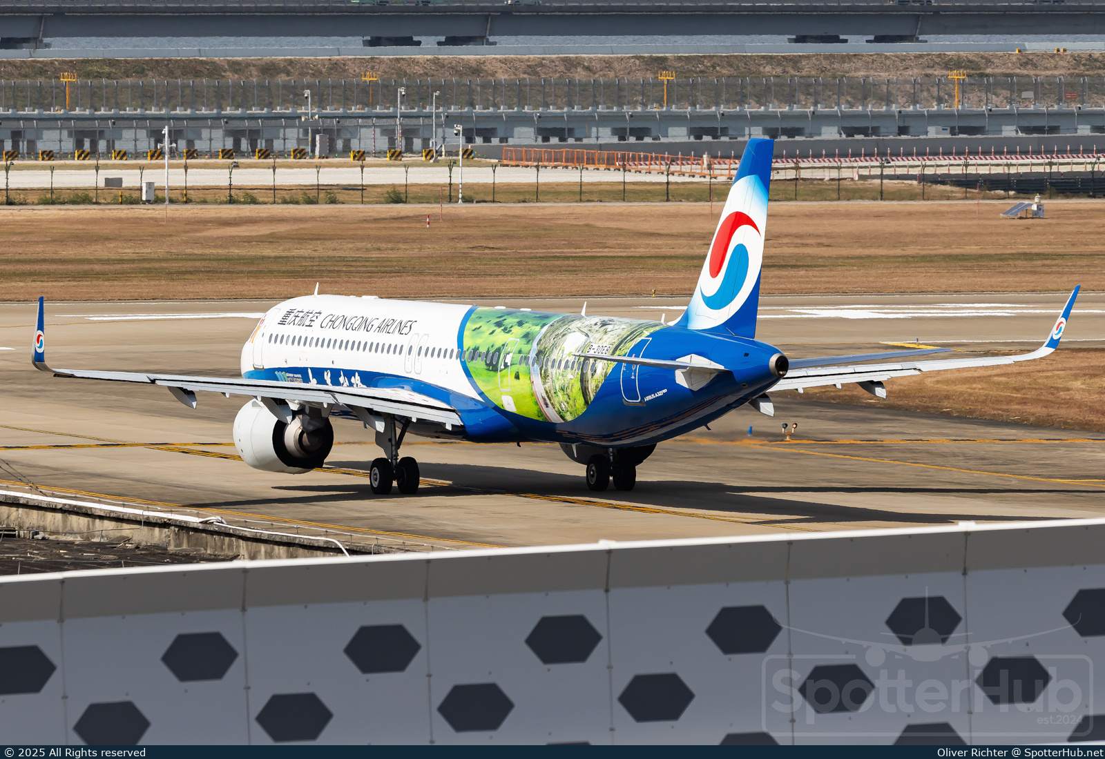 Photo of B-30E8 - Airbus A321-253NX operated by Chongqing Airlines