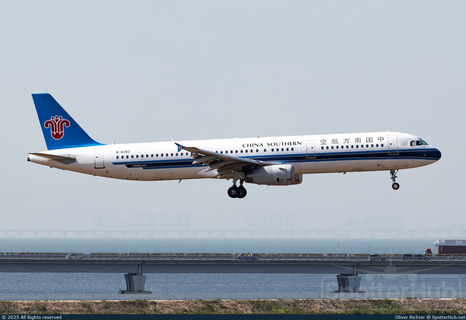 Photo of B-6353 - Airbus A321-231 operated by China Southern Airlines