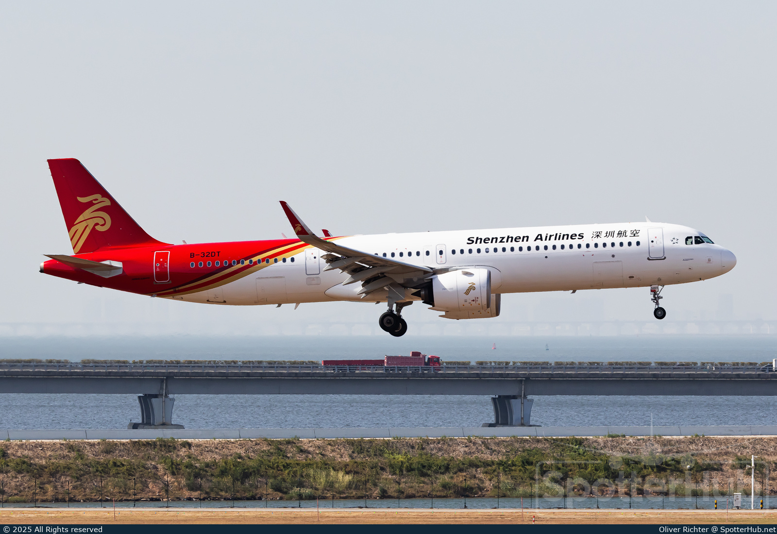 Photo of B-32DT - Airbus A321-271NX operated by Shenzhen Airlines