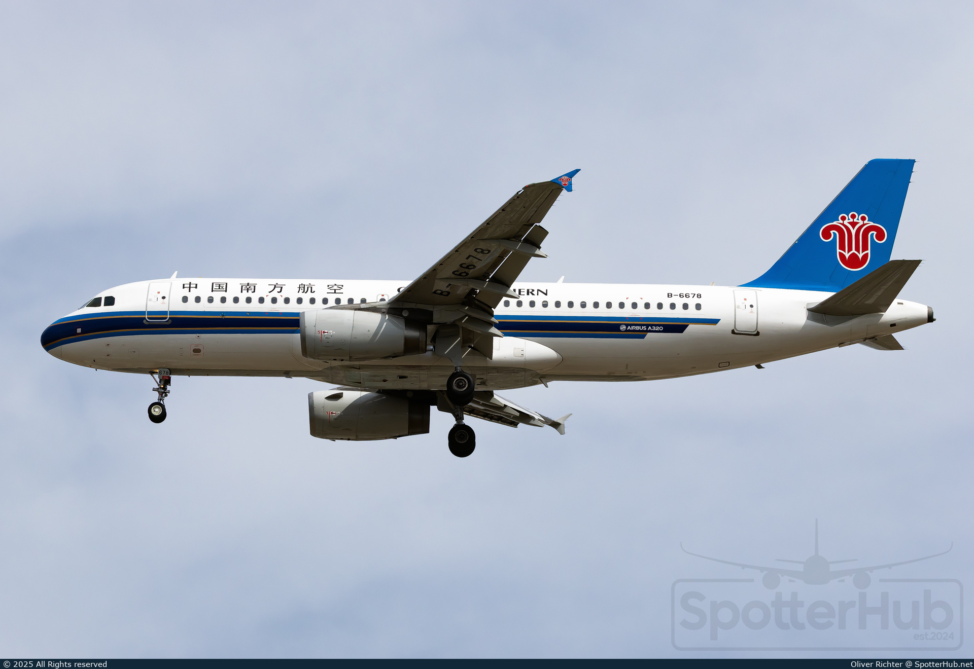 Photo of B-6678 - Airbus A320-232 operated by China Southern Airlines