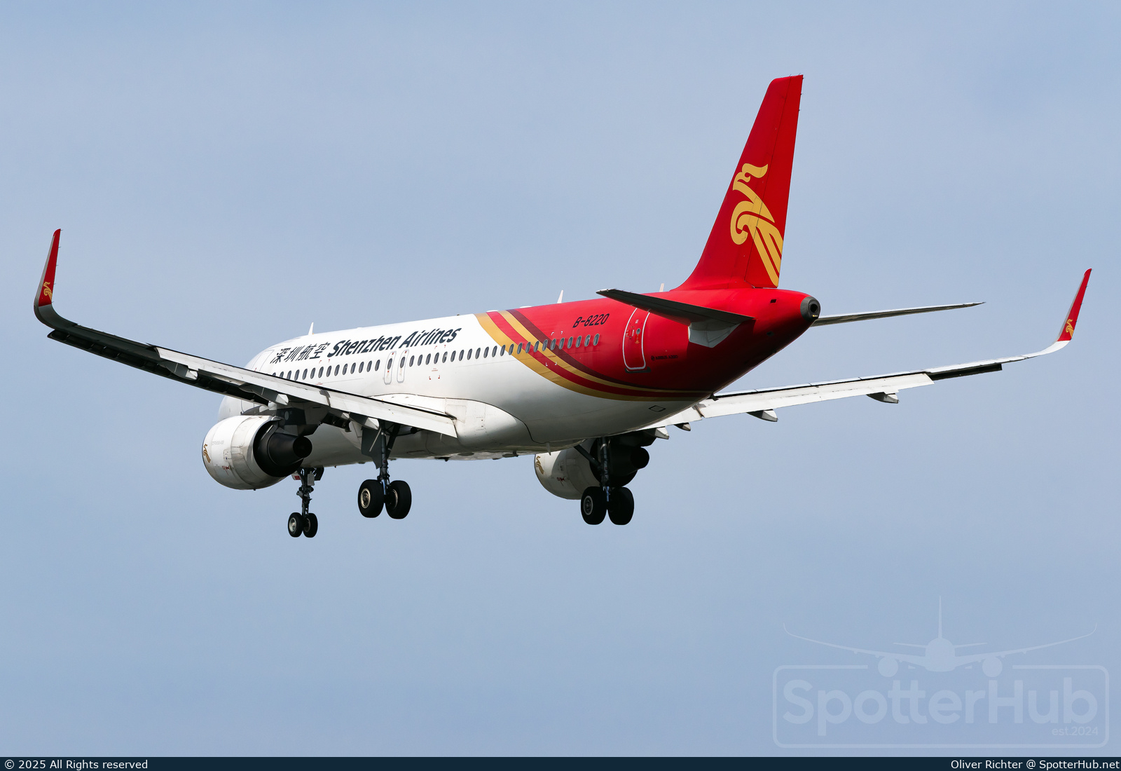 Photo of B-8220 - Airbus A320-214 operated by Shenzhen Airlines