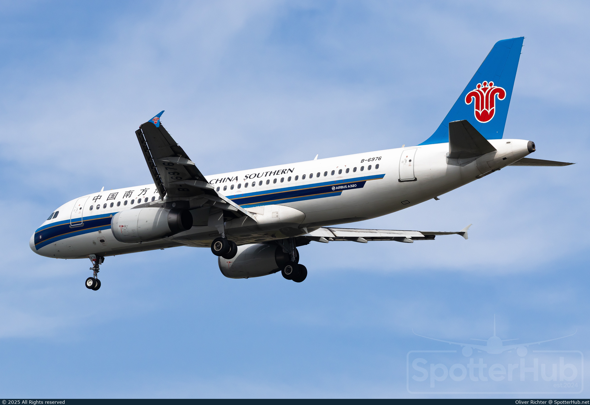 Photo of B-6976 - Airbus A320-232 operated by China Southern Airlines