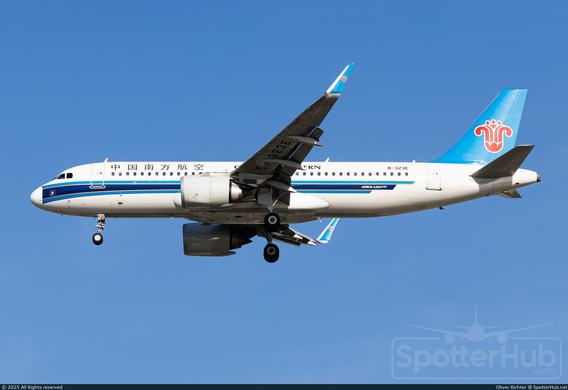 Photo of B-323E - Airbus A320-251N operated by China Southern Airlines