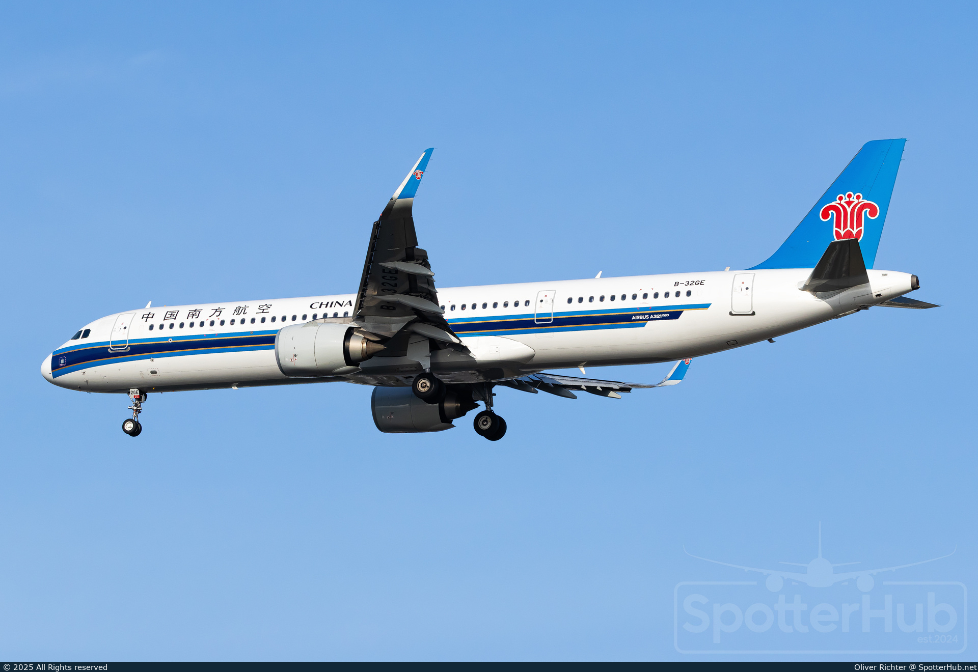 Photo of B-32GE - Airbus A321-253NX operated by China Southern Airlines