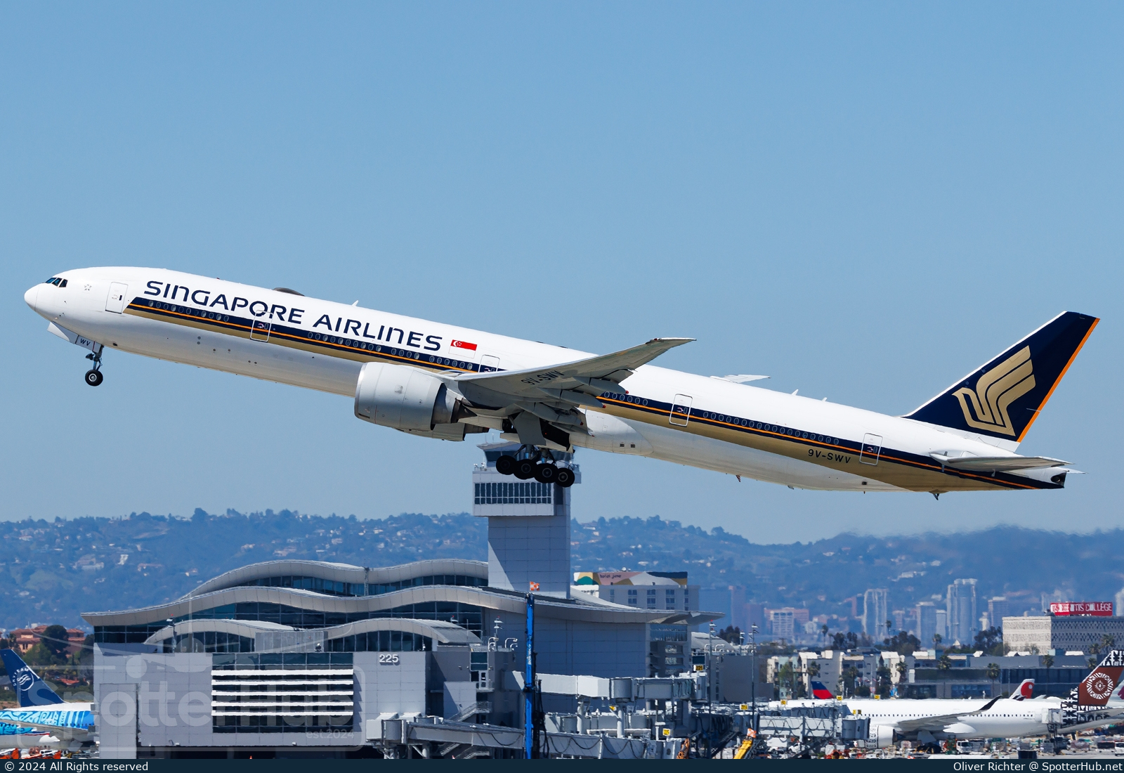 Photo of 9V-SWV - Boeing 777-312(ER) operated by Singapore Airlines