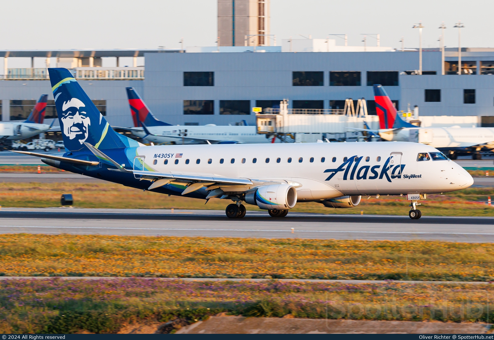 Photo of N430SY - Embraer ERJ-175LR operated by Alaska Airlines (opb Skywest Airlines)