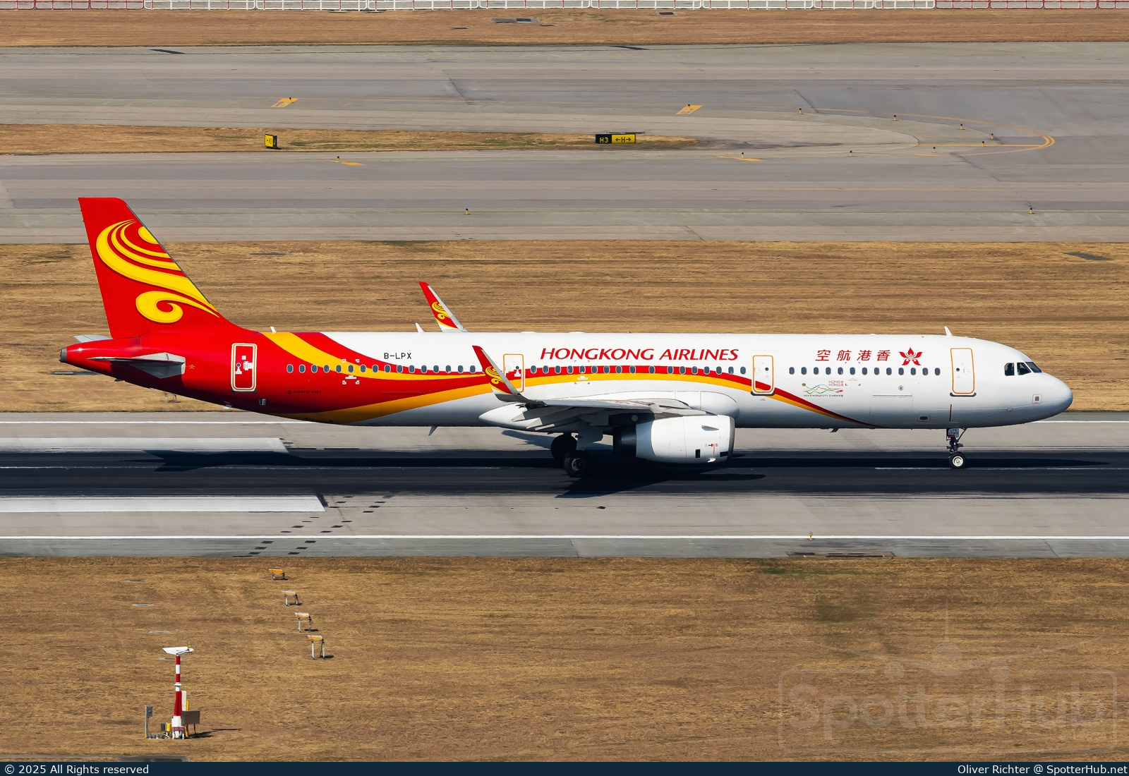 Photo of B-LPX - Airbus A321-231 operated by Hong Kong Airlines