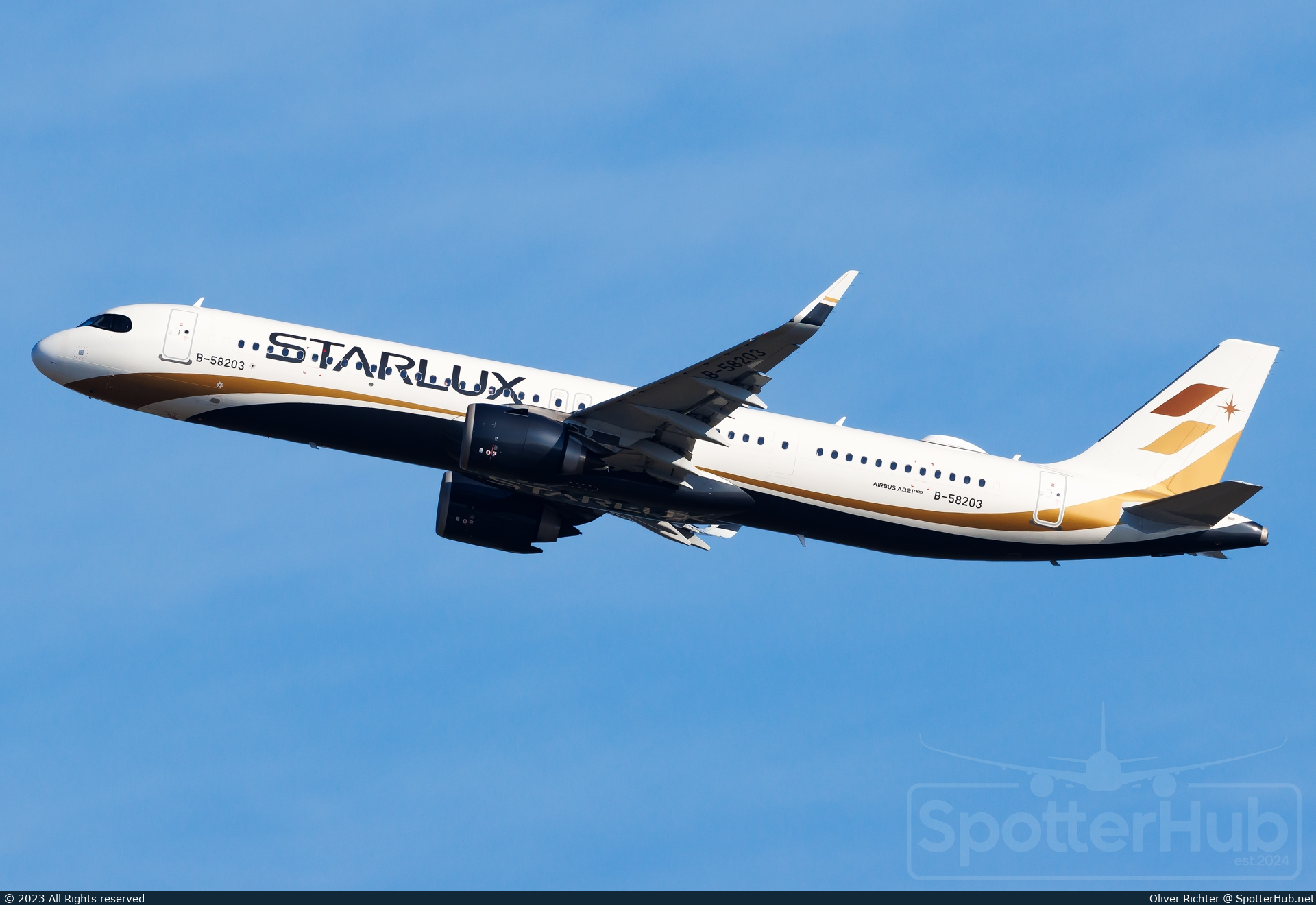 Photo of B-58203 - Airbus A321-252NX operated by Starlux