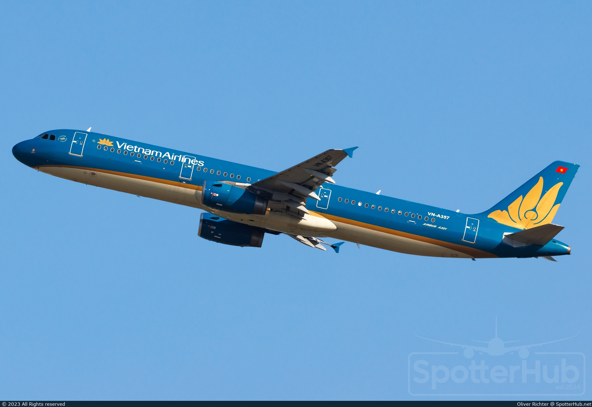 Photo of VN-A357 - Airbus A321-231 operated by Vietnam Airlines