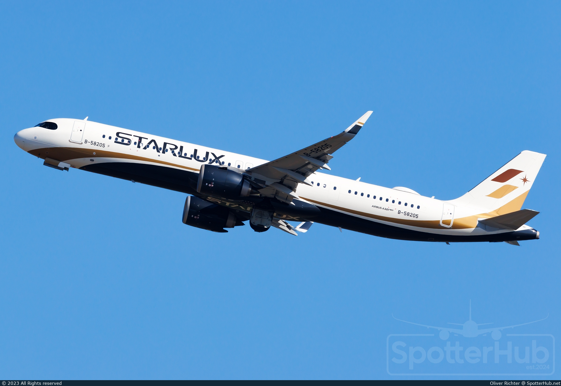 Photo of B-58205 - Airbus A321-252NX operated by Starlux
