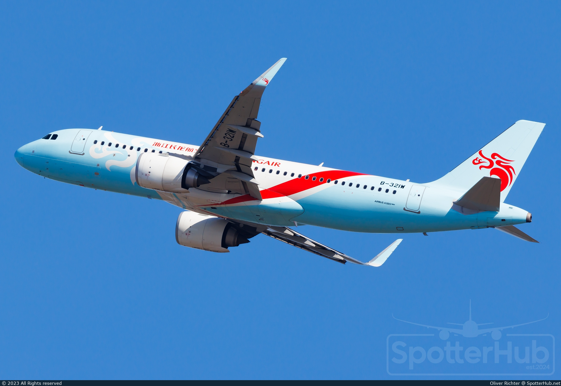 Photo of B-321W - Airbus A320-251N operated by Loong Air