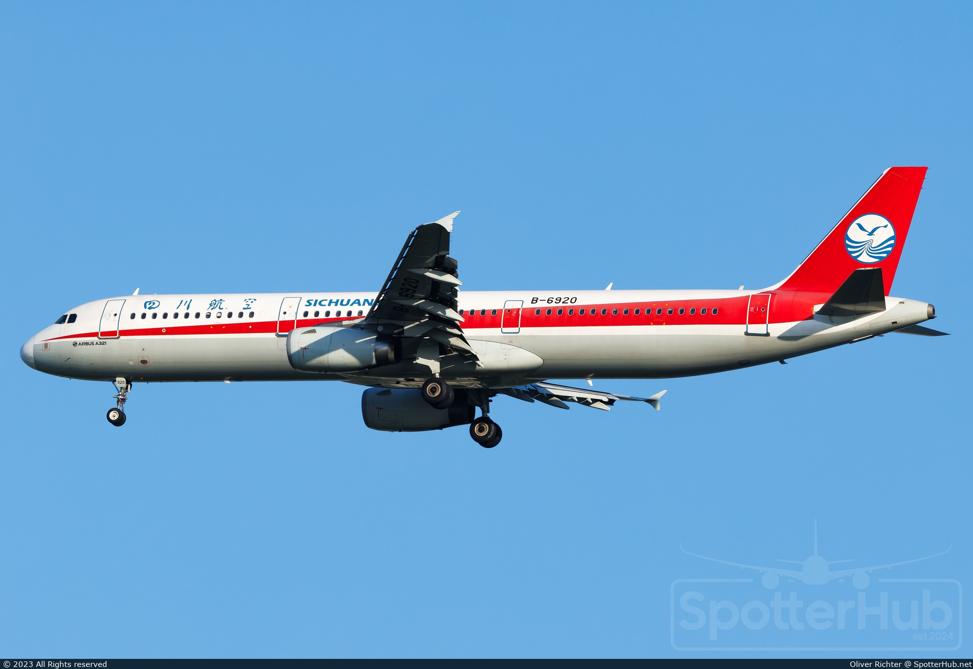 Photo of B-6920 - Airbus A321-231 operated by Sichuan Airlines
